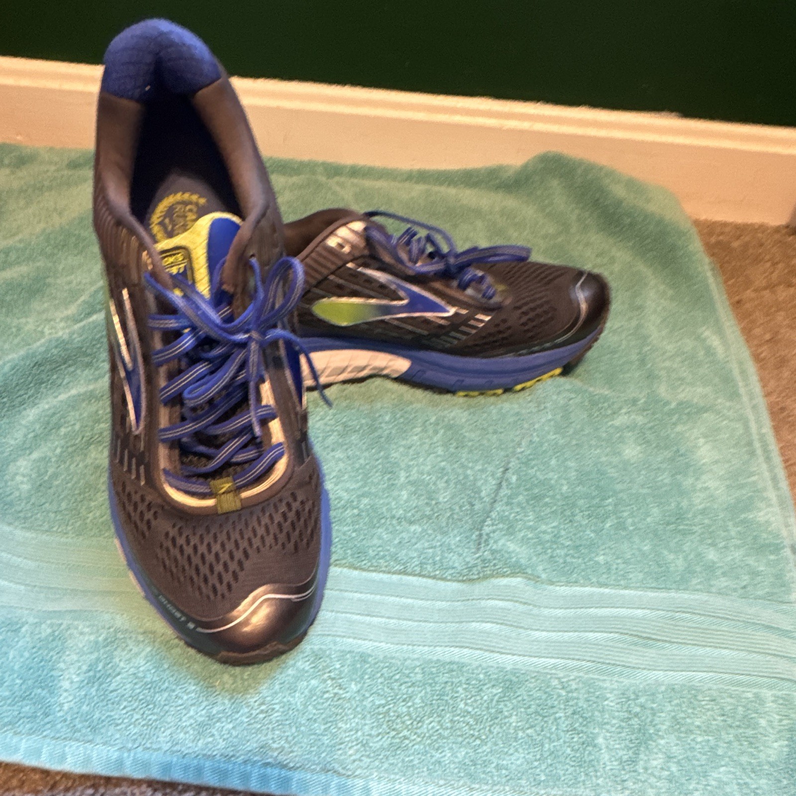 Brooks ghost 9 size 11 men’s grey blue and lime