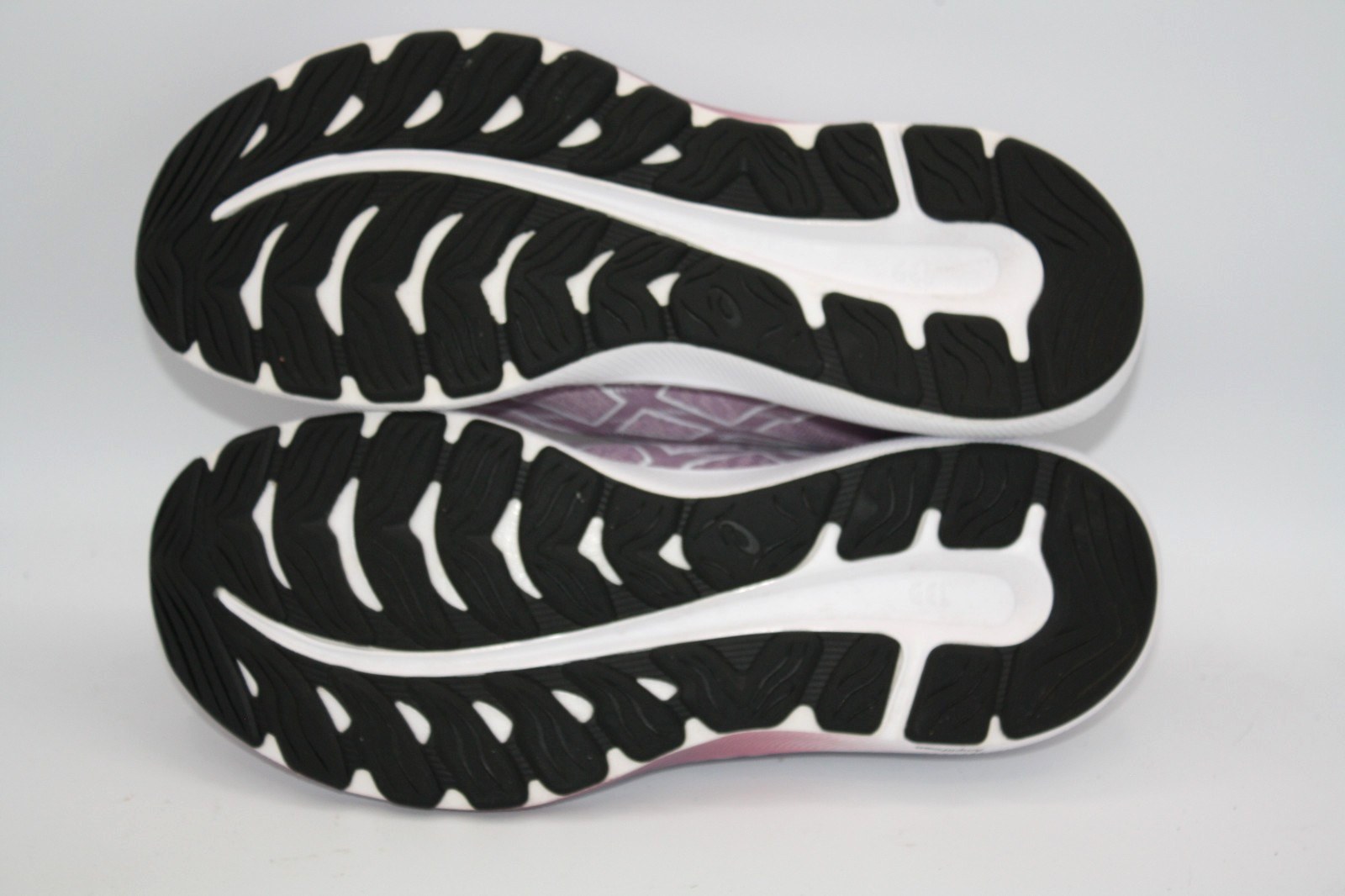 ASICS Gel Excite 9 Womens Training Shoes Size 8.5 Purple / White