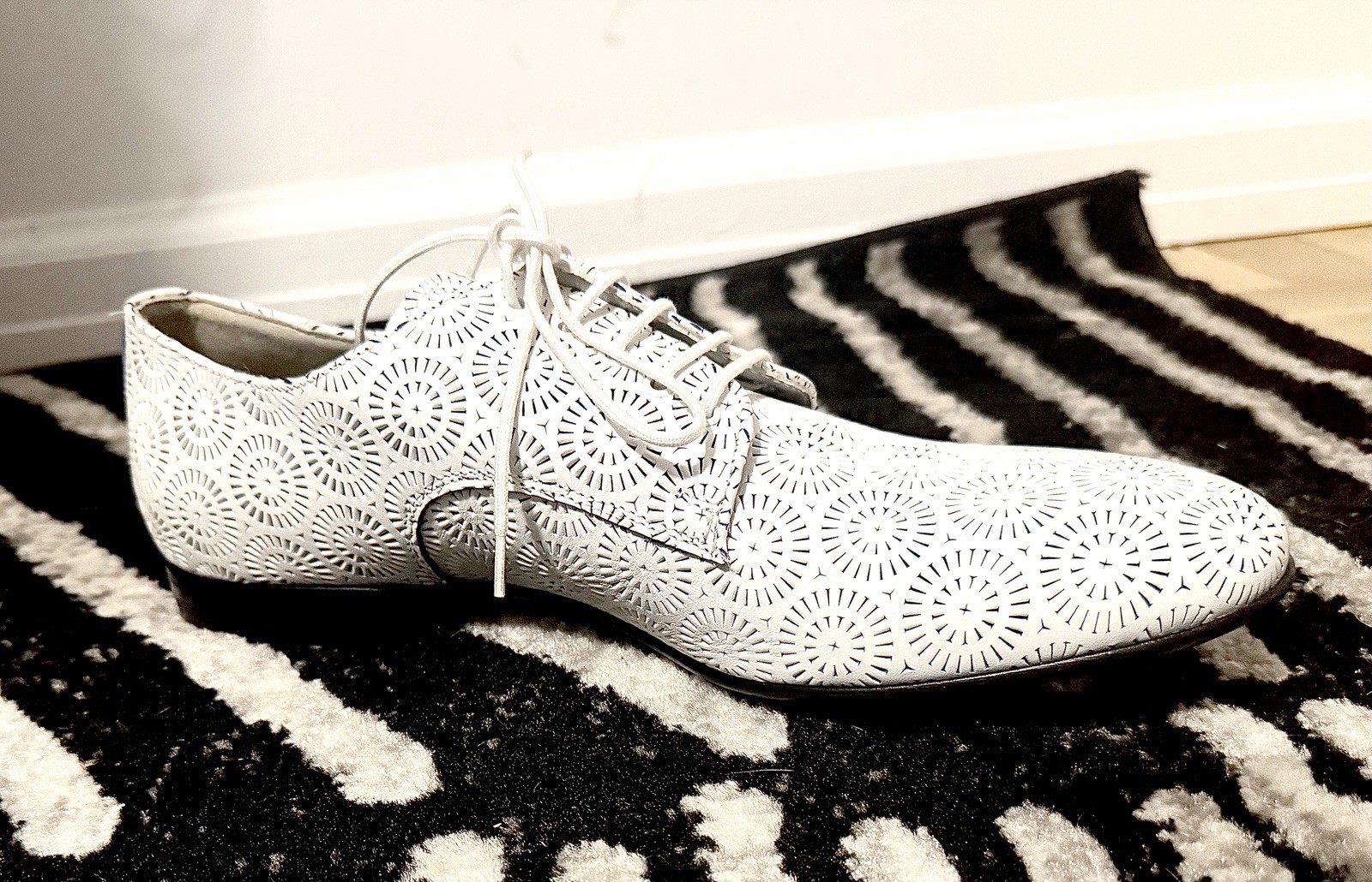 CESARE PACIOTTI. NEW! White Perforated Cir. Design,Gorgeous. UK 8/US 8.5-9 NEW!