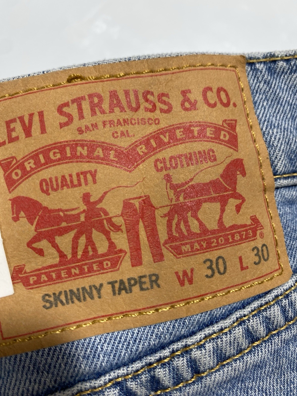 New Levi’s Men’s Skinny Tapered Jeans Size 30×30 Blue Denim Comfortable Stylish
