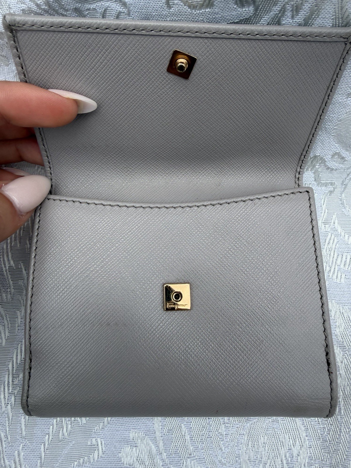 Salvatore Ferragamo Vara Bow Compact Wallet – Gray Leather