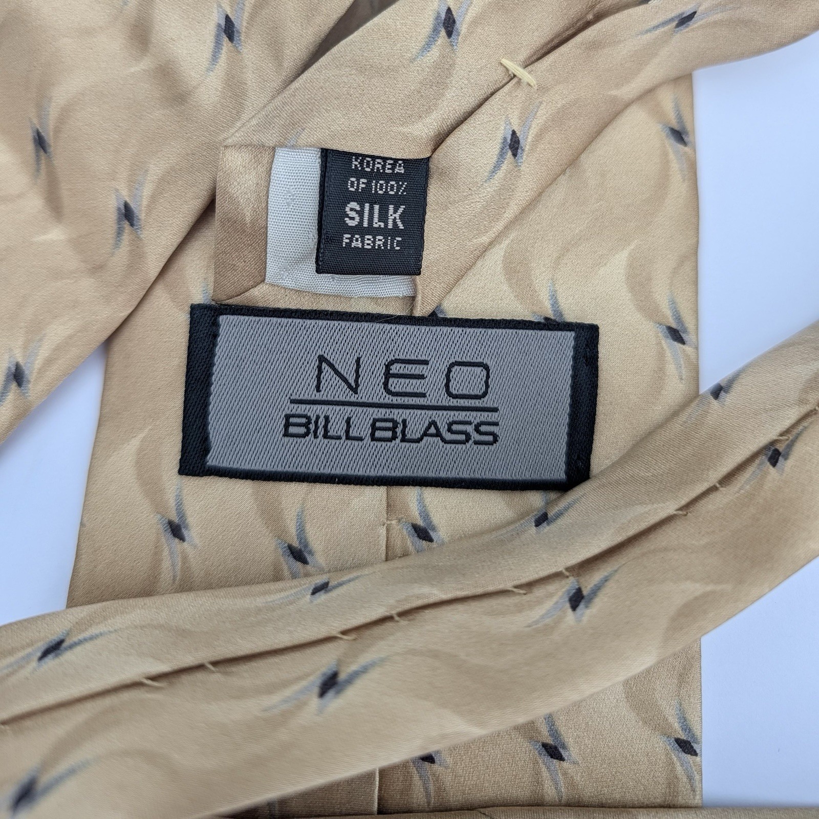 Vtg NEO Bill Blass Silk Tie Champagne Gold Wave Black 4.25″ Designer 90s Korea