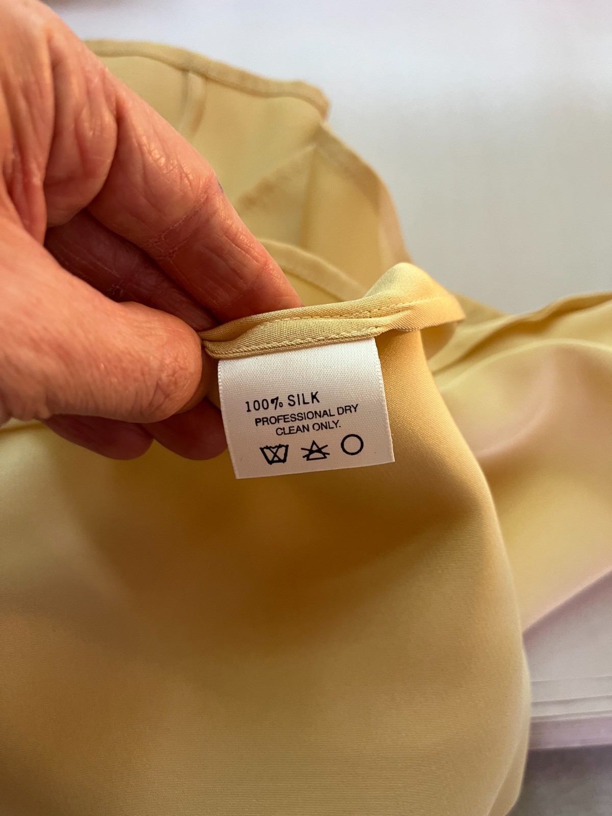 St. John Size 10 Creamy Yellow Silk Sleeveless Shell Top Tank
