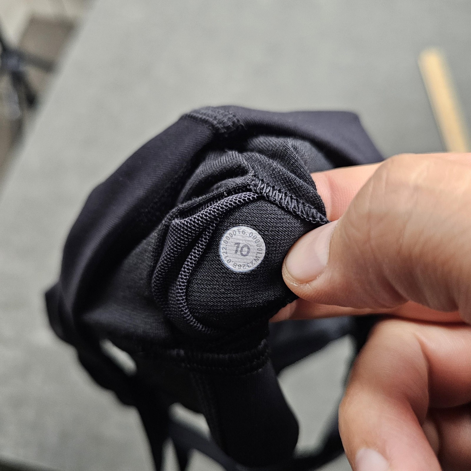Lululemon Sports Bra Womens 10 Black Strappy Crossback Yoga Athletic Gym Top