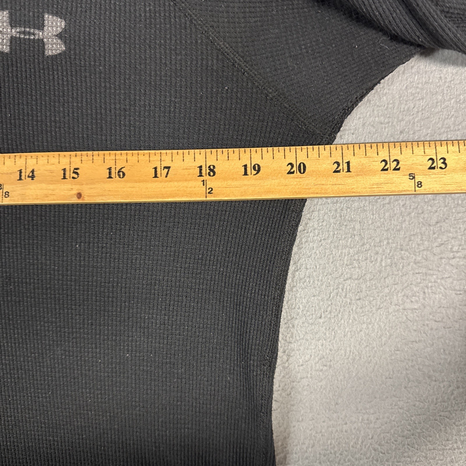 Under Armour Shirt Mens Medium Black Gray Fitted All Season Gear Waffle Knit