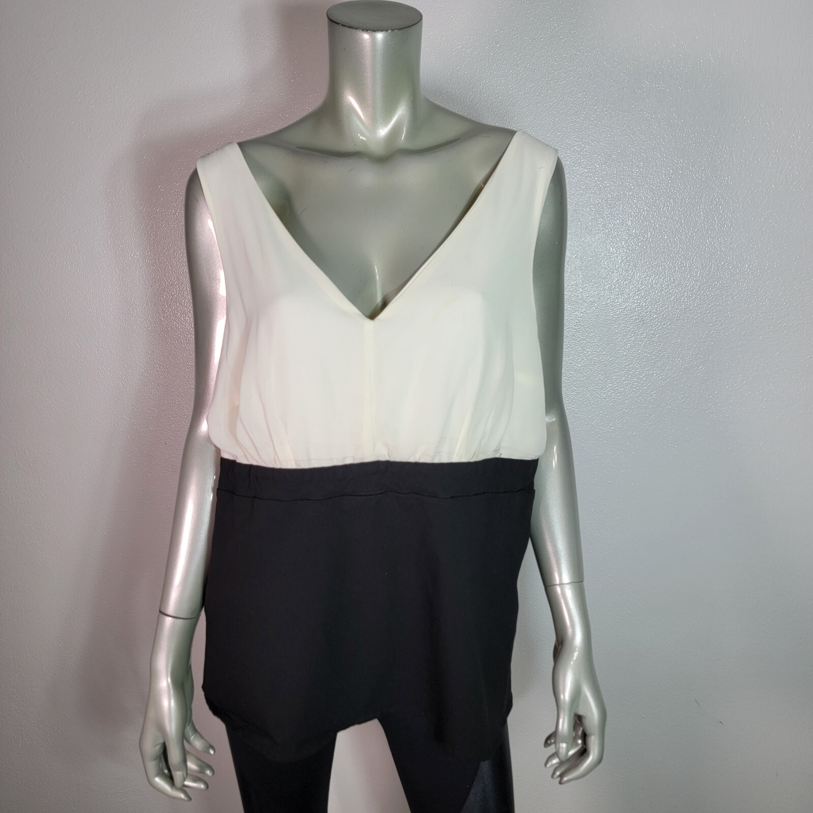 Torrid Top Plus Size 2X Zip Up Back Stretch V-Neck Sleeveless Pullover Black