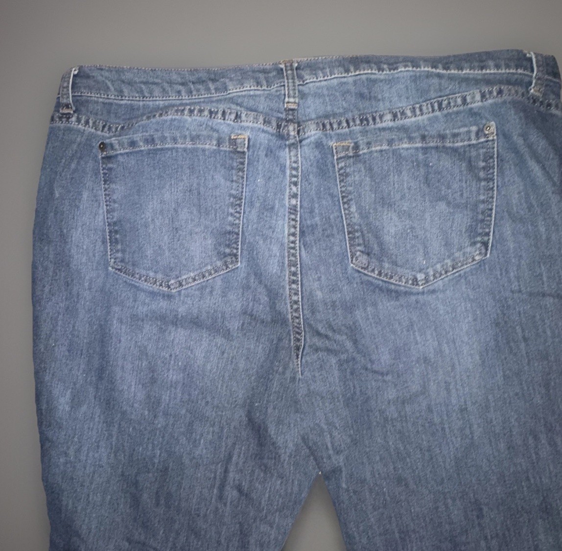 Women’s modern fit Blue Medium Wash straight Denim Jeans Size 20 (32 waist)