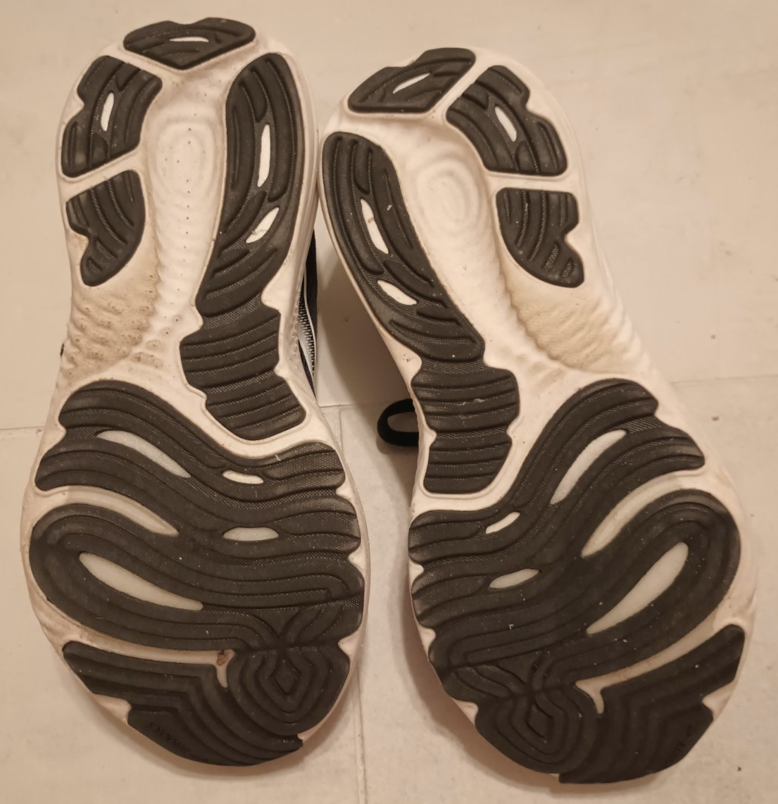 Size 8 – Brooks Glycerin GTS 22 Black Grey White Women’s Gently Used