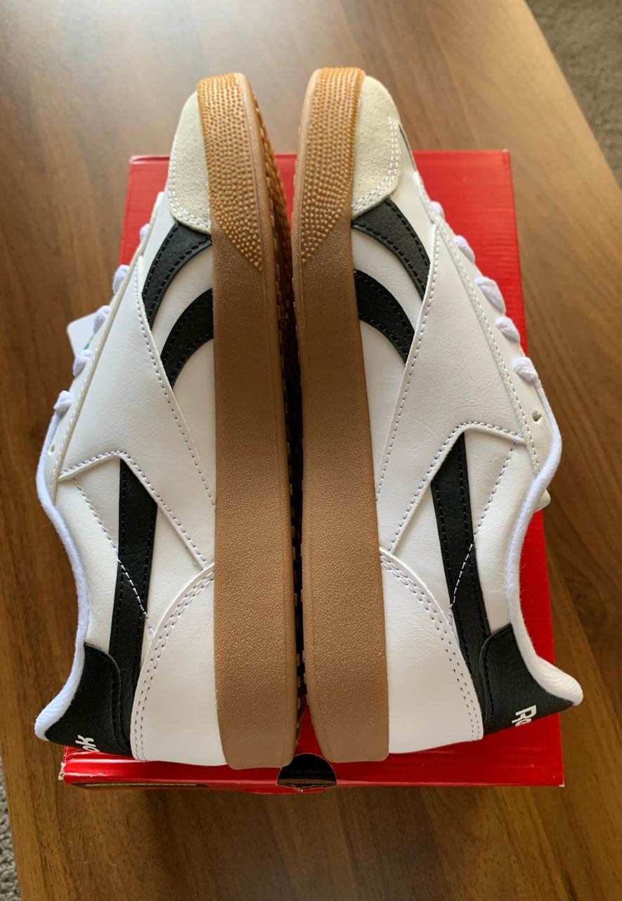 Reebok Unisex-Adult SmashEdge Sneaker White. M8.5/W10.New WT. Slight box wear