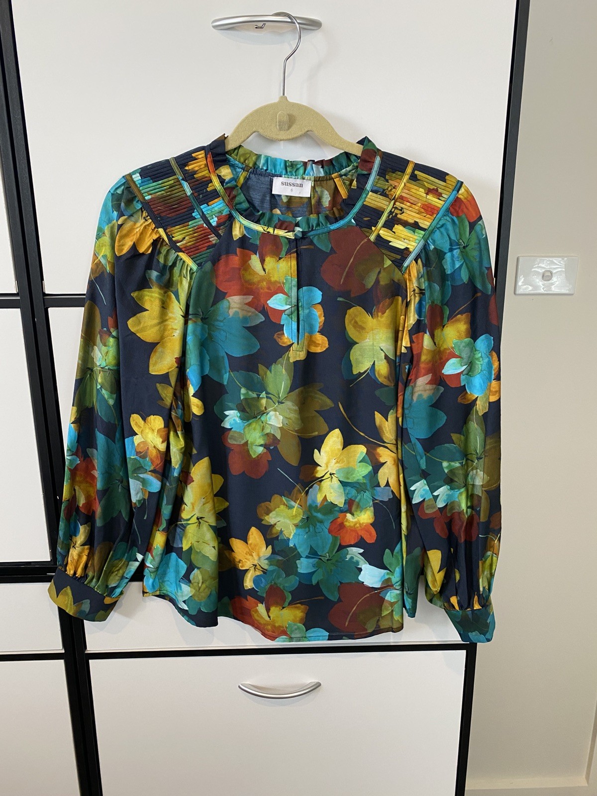 Sussan Floral blouse Sz 6 (fits sz8) BNWOT