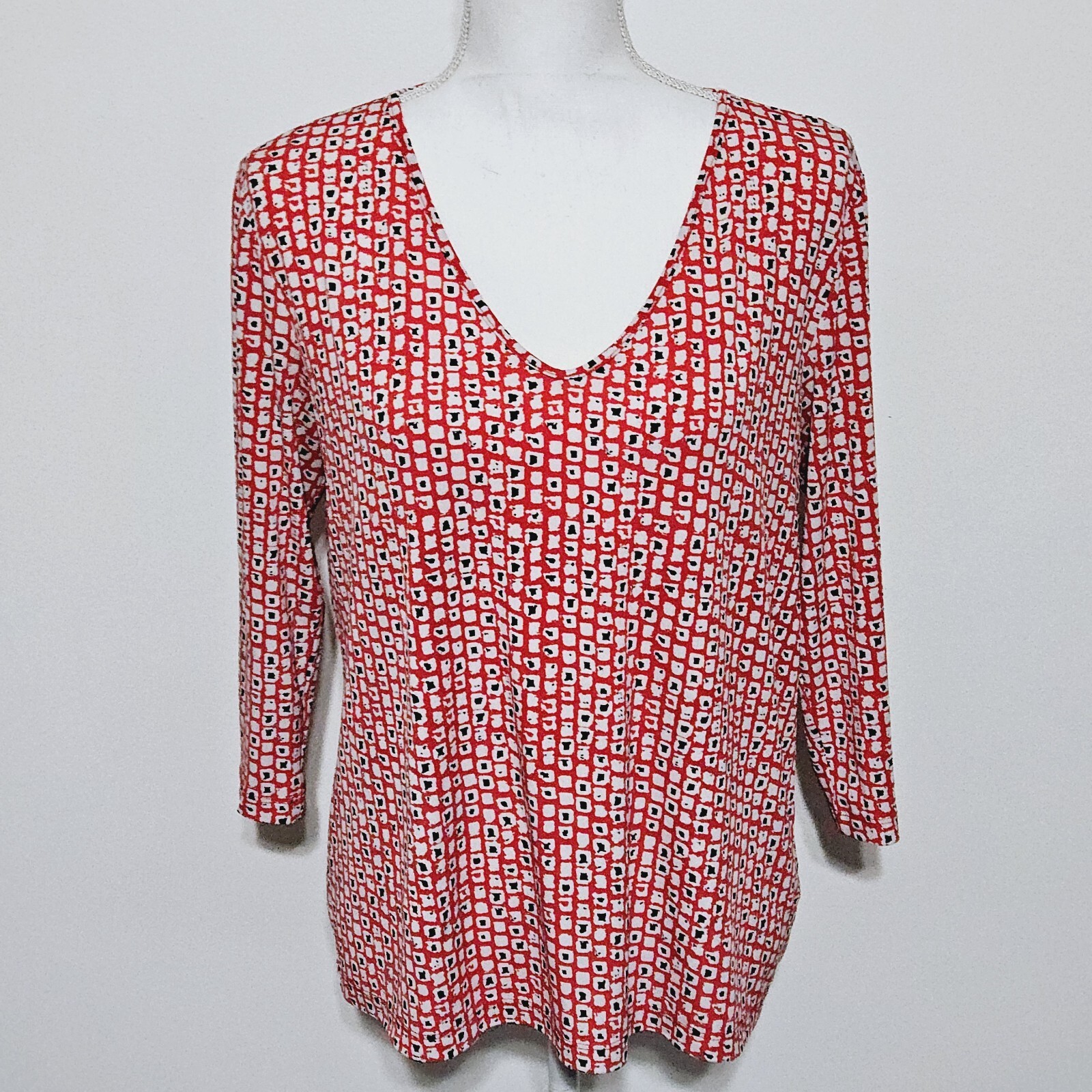Clara SunWoo Shirt Sz S V-Neck Top Stretch Red Black All Over Geometric Print