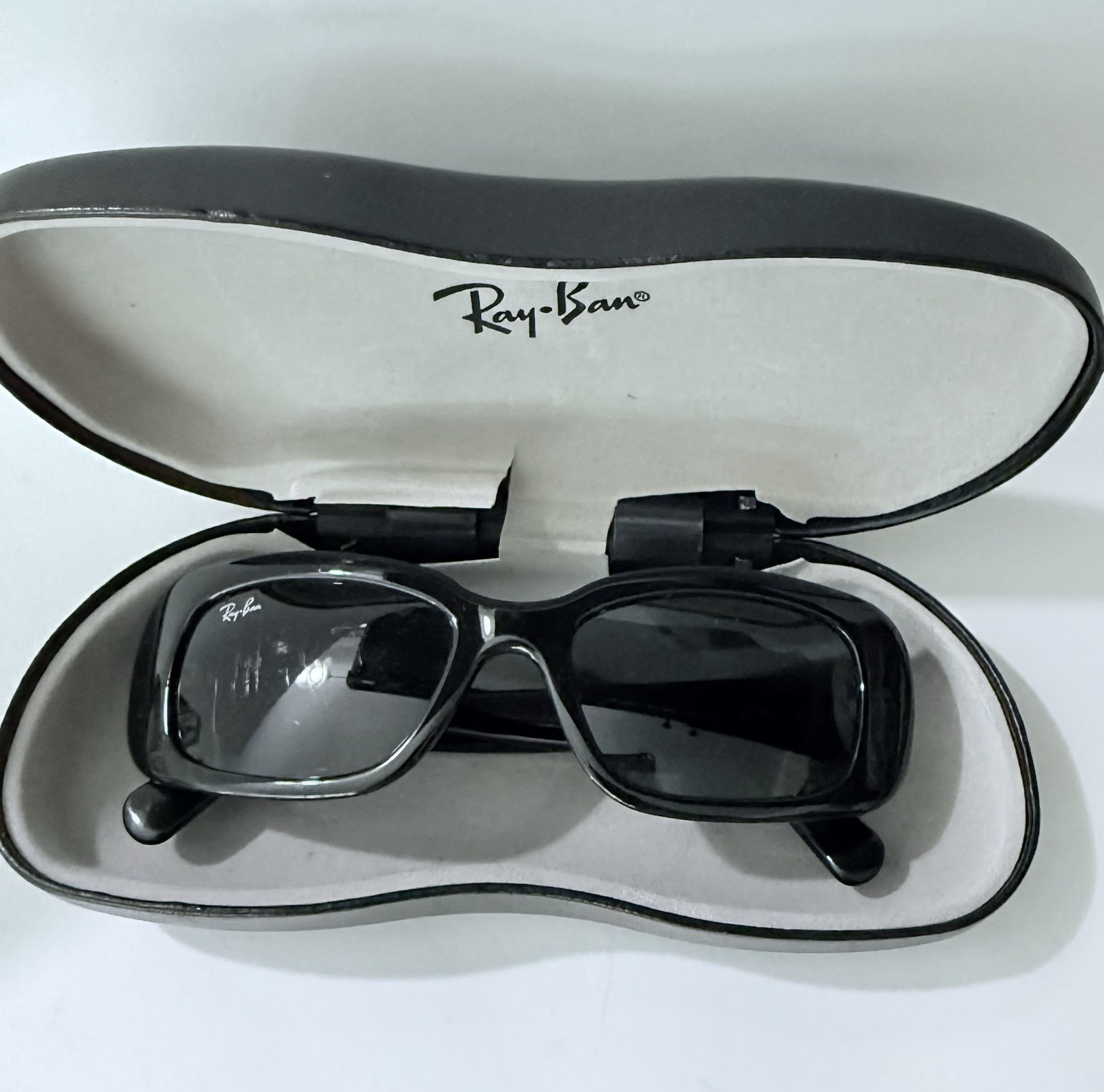 Ray-Ban Sunglasses RB 4122 601/71 3N Polished Black Frames With Case (scratched)