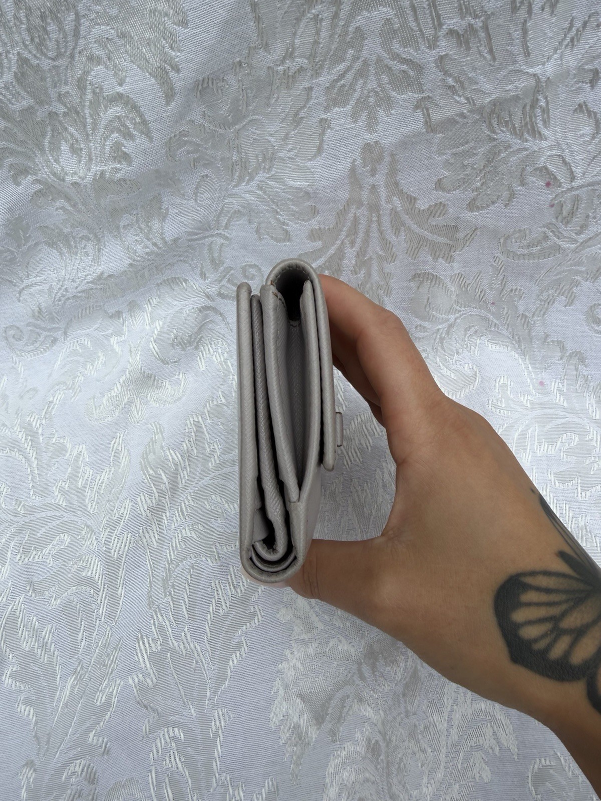 Salvatore Ferragamo Vara Bow Compact Wallet – Gray Leather