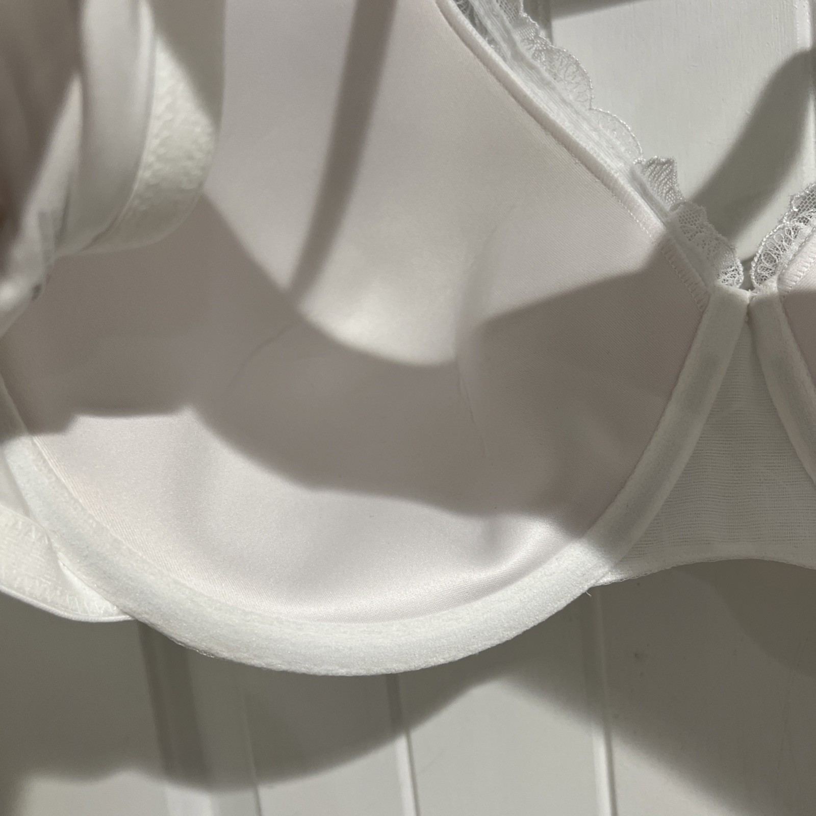 Playtex Gorgeous Lace Embroidered Underwire Support Bra White Style 7576 Sz 44D