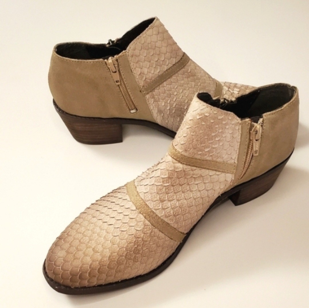 CHARLES BY CHARLES DAVID “Farren” Sand Leather Ankle Booties SZ 9.5 BRAND NEW!