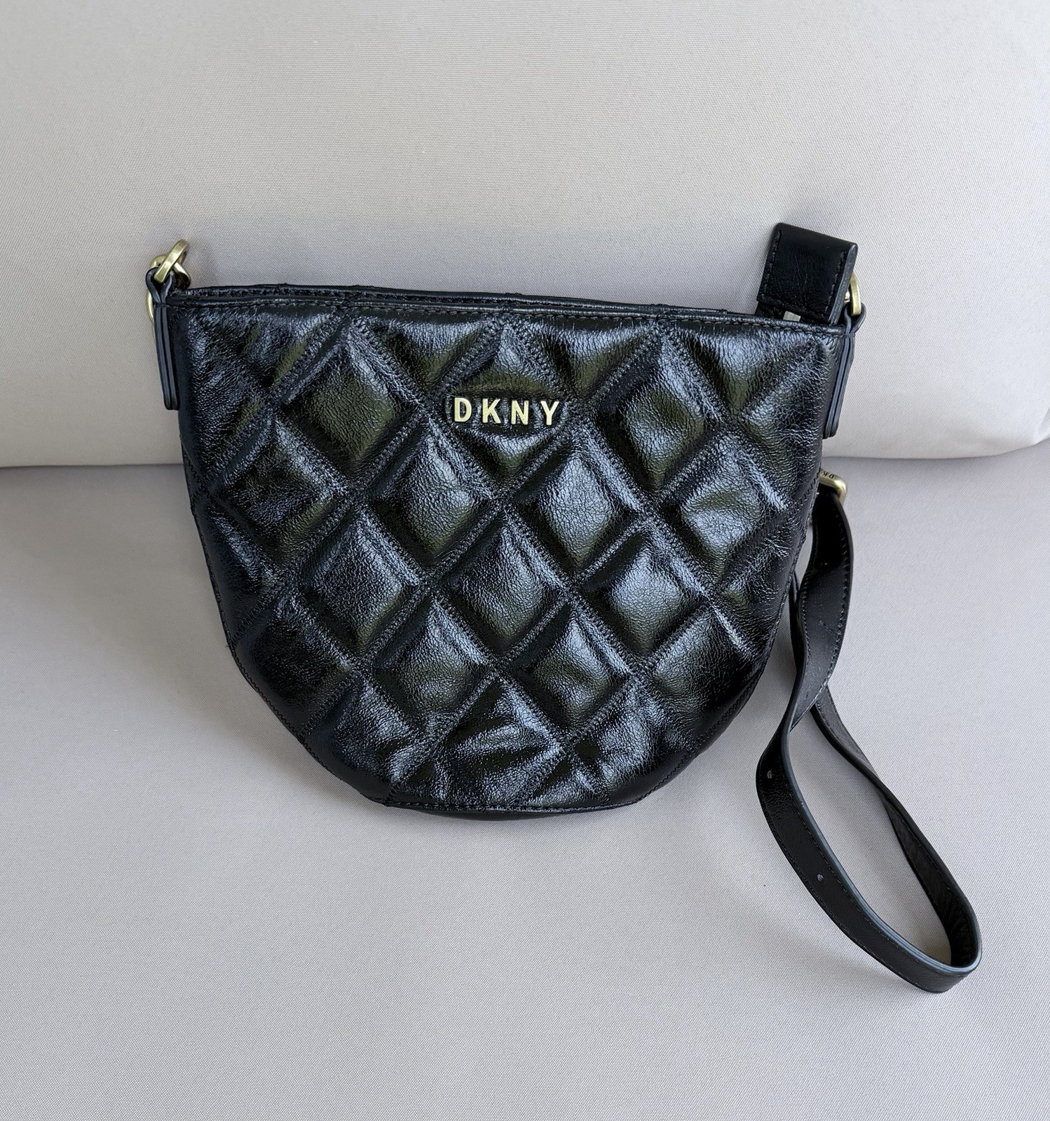 DKNY Small Black Quilted Crescent Crossbody Zip Gold Chain Strap Dust Bag