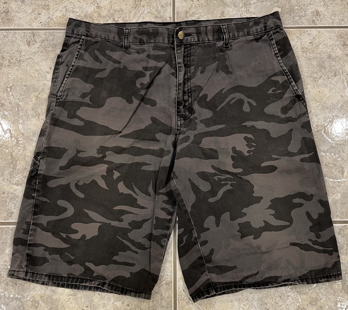 Wrangler Men’s 38 Gray Black Camo Shorts Casual Workwear Tech Cell Pocket