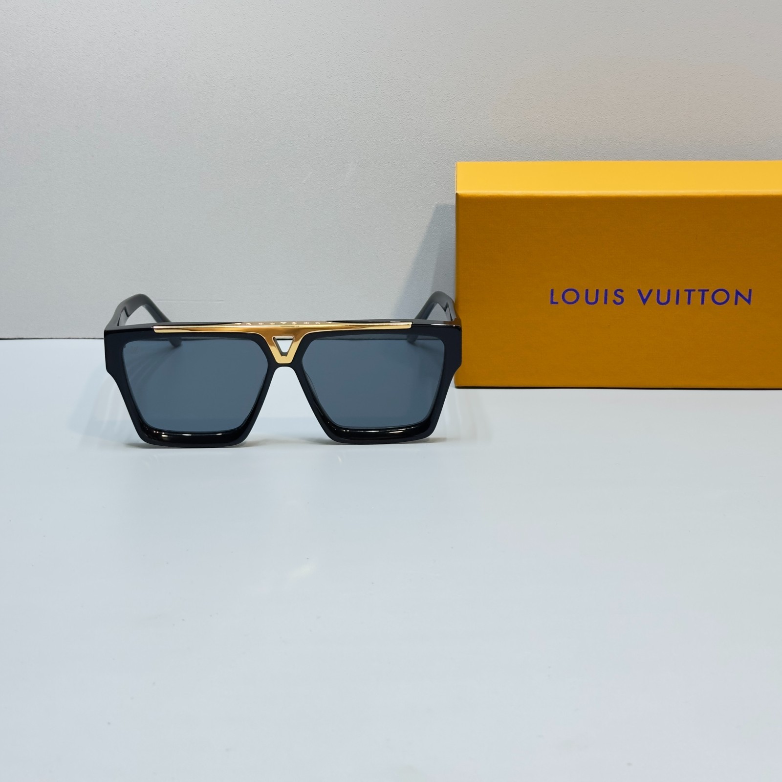 Louis Vuitton Z1502E Sunglasses Black Frame Gray Lens Gold Detail New Box