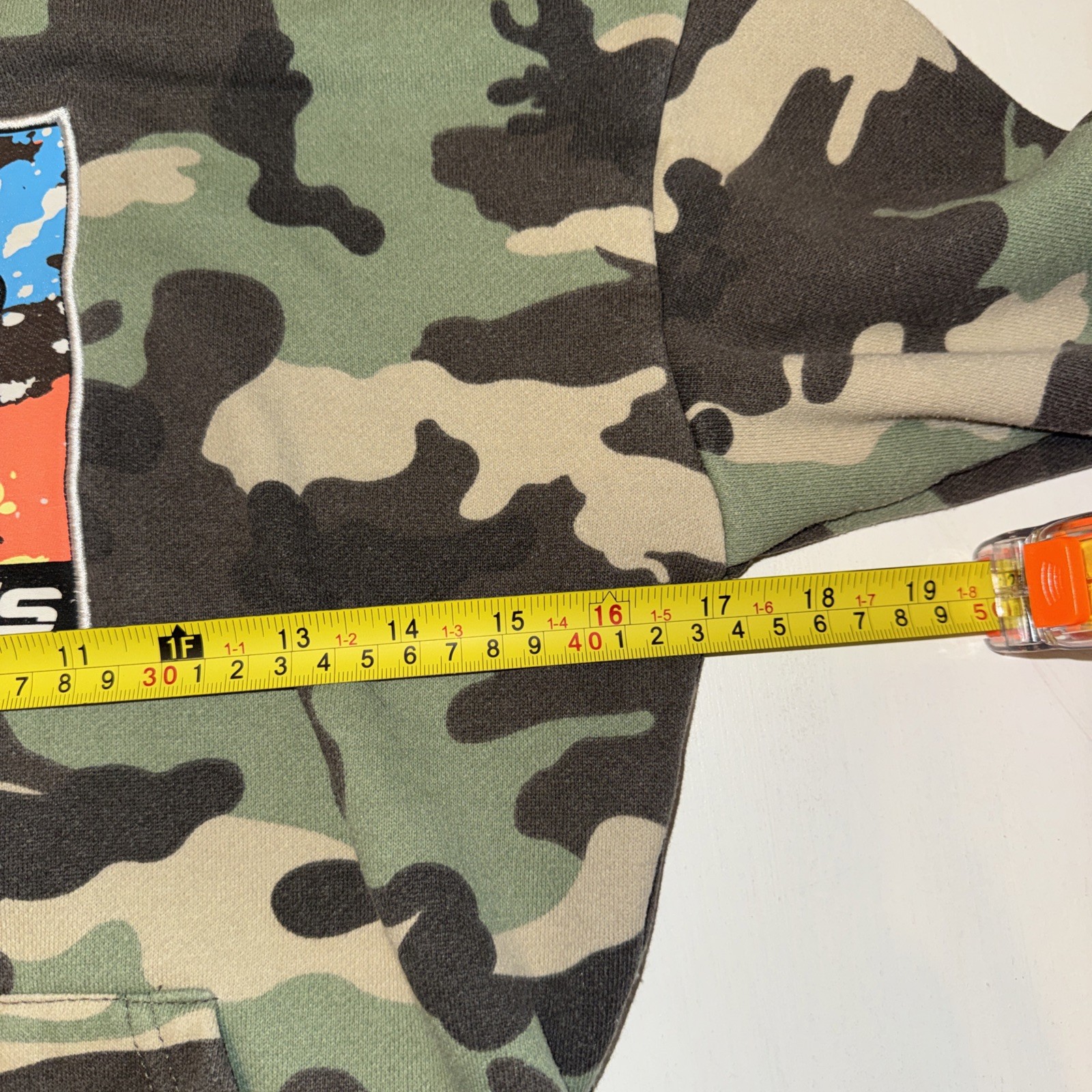 Buc-ee’s Pullover Hoodie Kids YM Green Camouflage Logo Graphic Print Long Sleeve