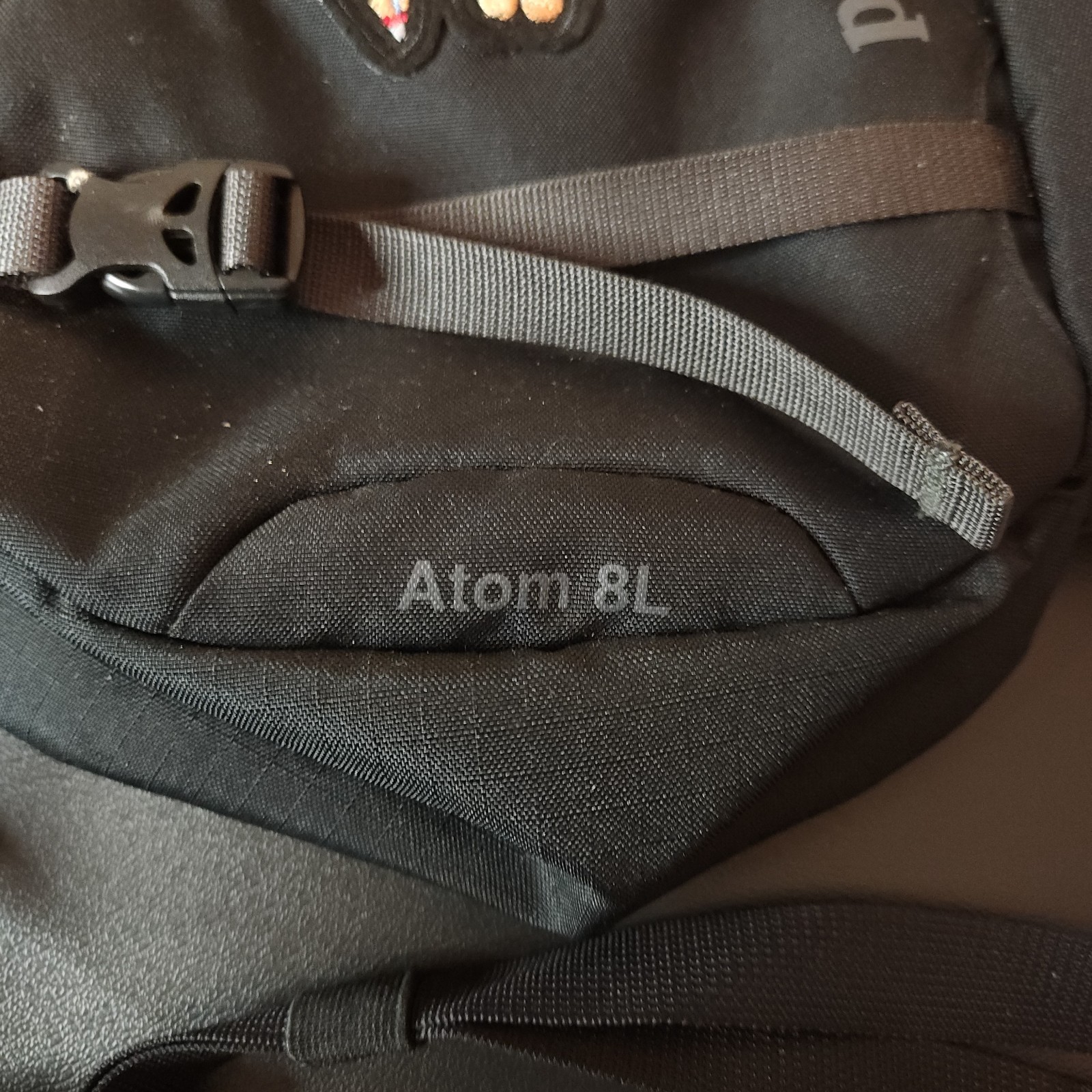 Patagonia Atom 8L Sling Bag Black Gray Crossbody Bull Skull Patch Hiking Travel