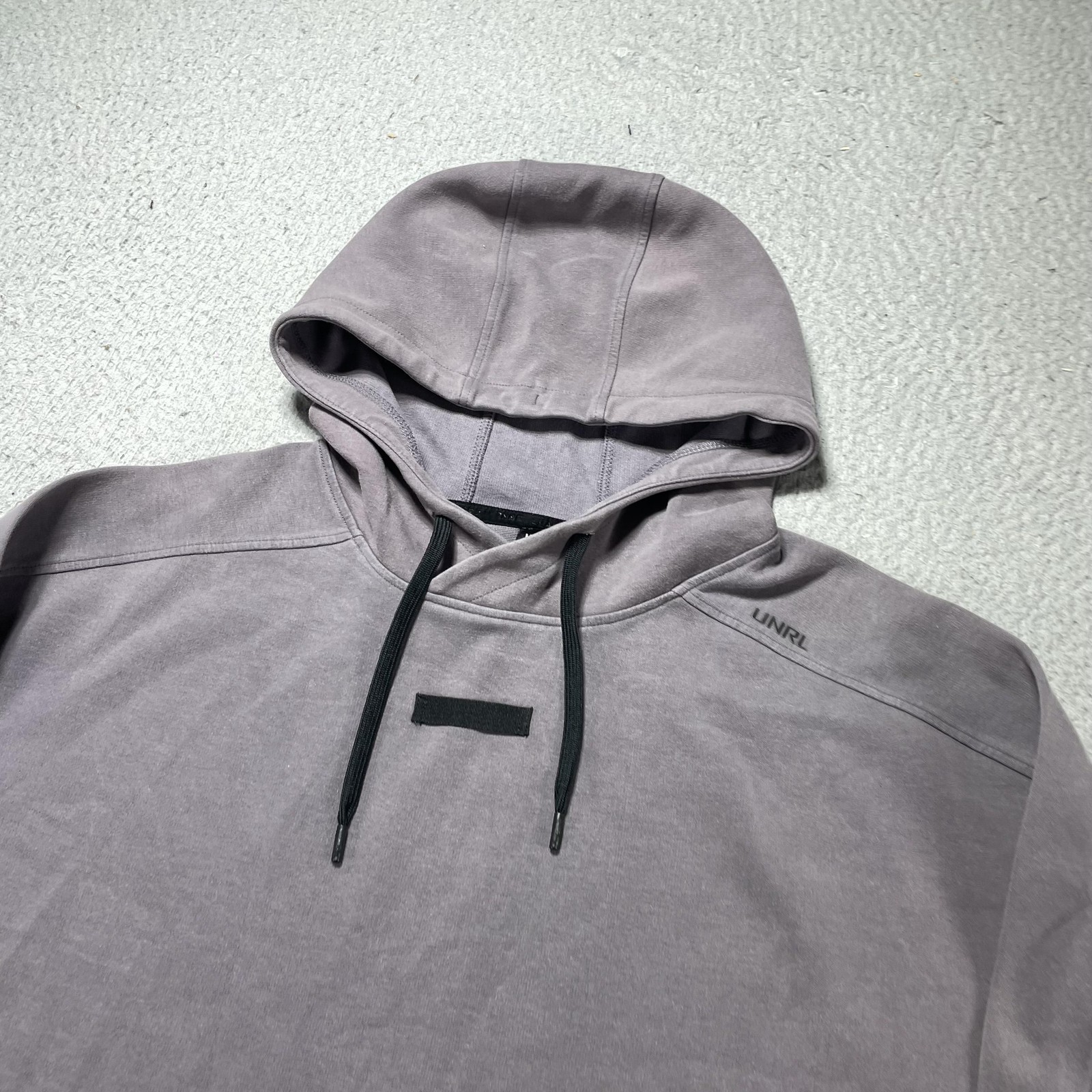 UNRL Hoodie Mens Medium Gray Fleece Pullover Sweatshirt Kangaroo Pocket Logo