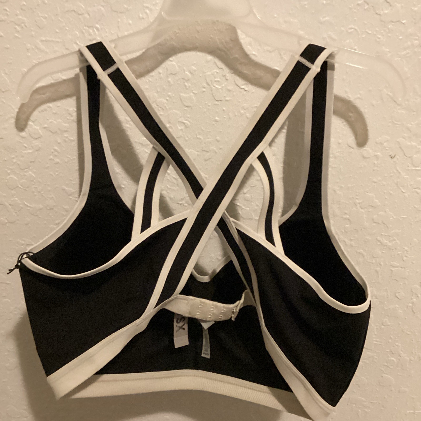 VS 36DD Black/White Solid Crossback Padded Sports Bra Hook & Eye Closure