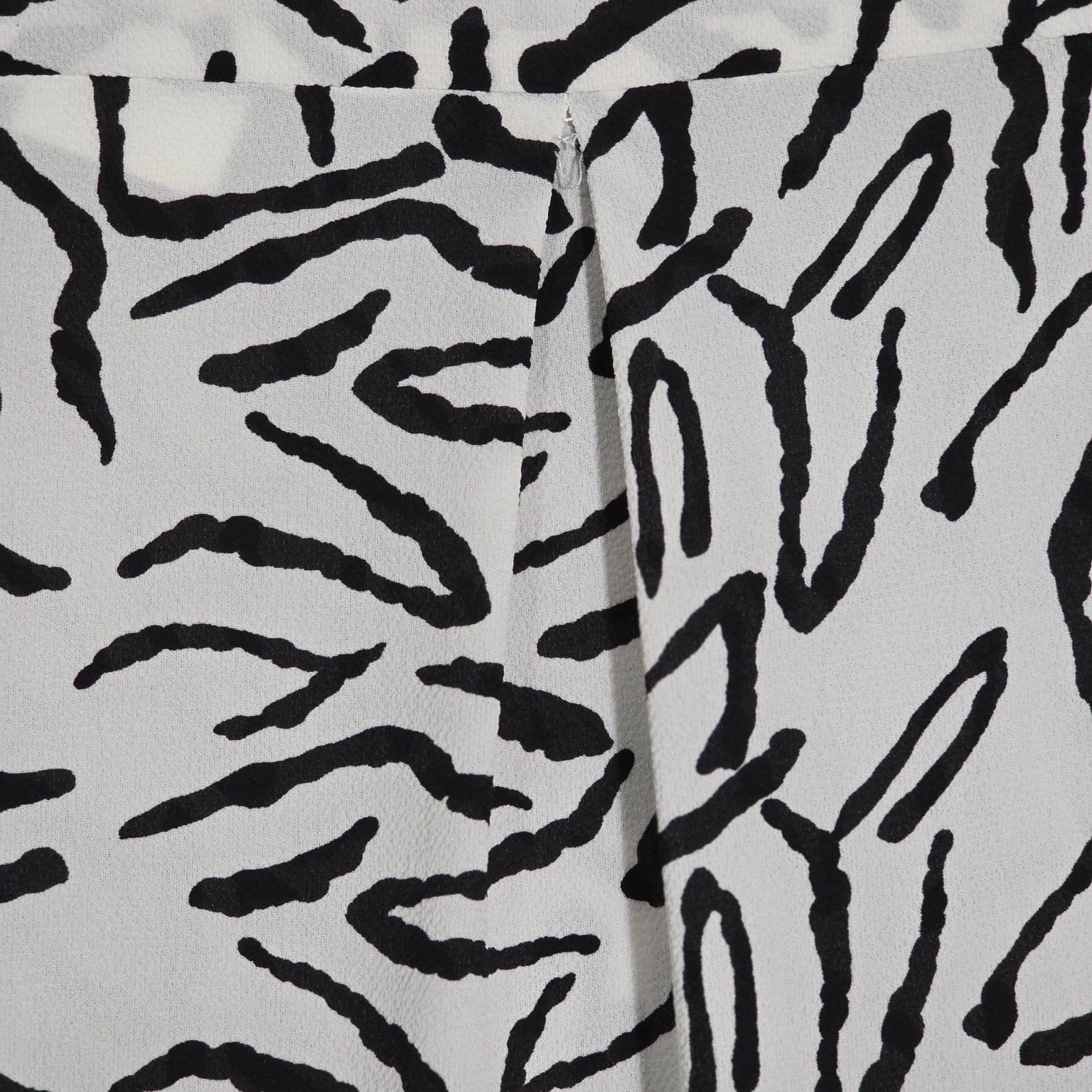 Milano L Black White Zebra Print Ruffle Sleeveless Blouse Top MSRP $68
