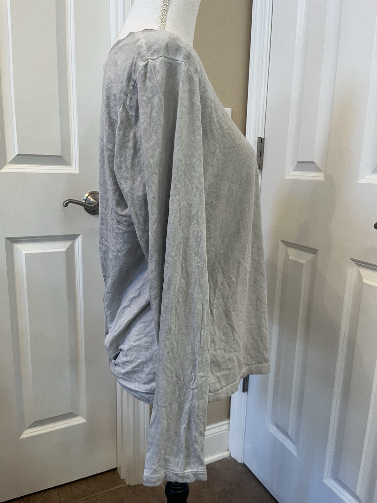 Cloth & Stone M Twisted Open Back Light Washed Gray Long Sleeve Lightweight Top