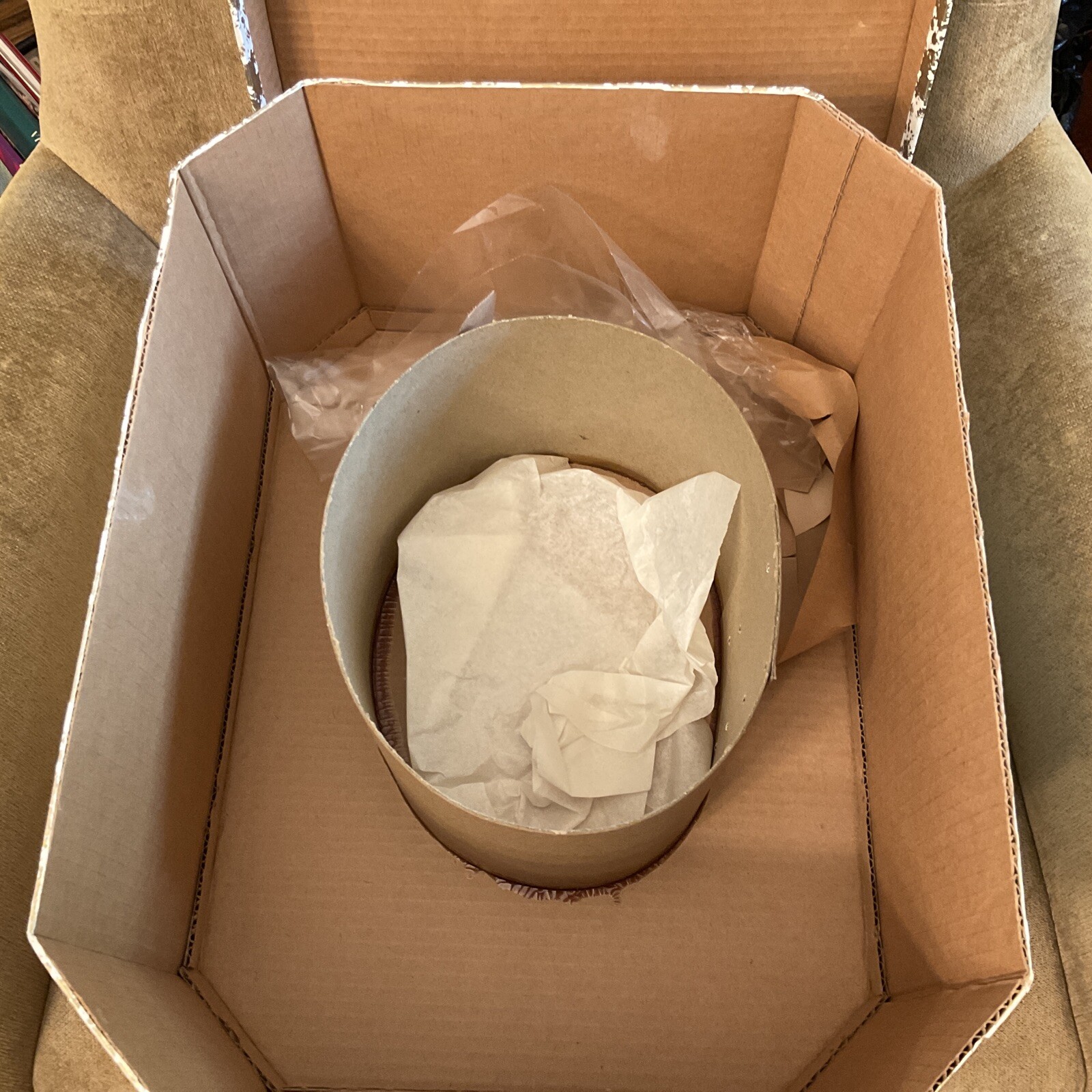 Vintage Large Beaver Hat Box 17″ × 13″x 8” With Insert Cowboy Style Gold White