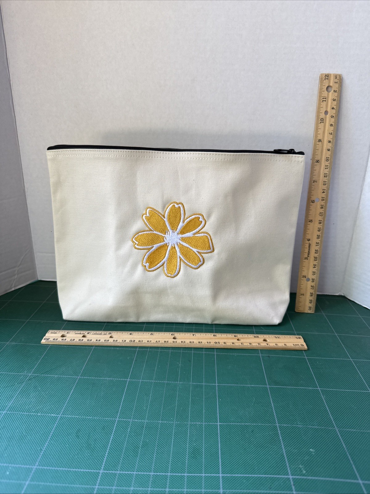 Thirty One 31 Cosmetic Zipper Pouch Bag; embroidered with yellow & white daisy.
