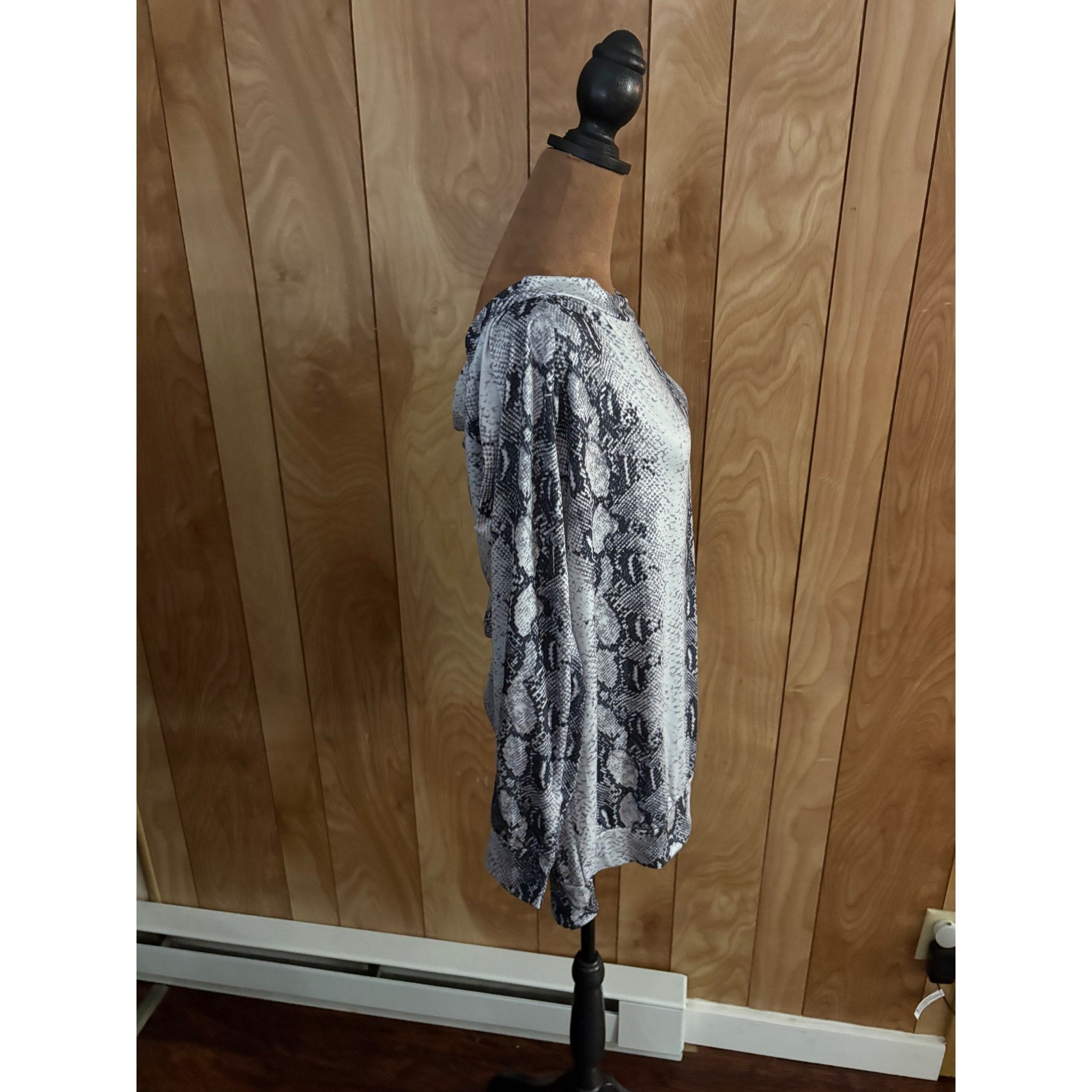 Womens Snake Print Long Sleeve Tunic Top Deep V-Back Gray White Large