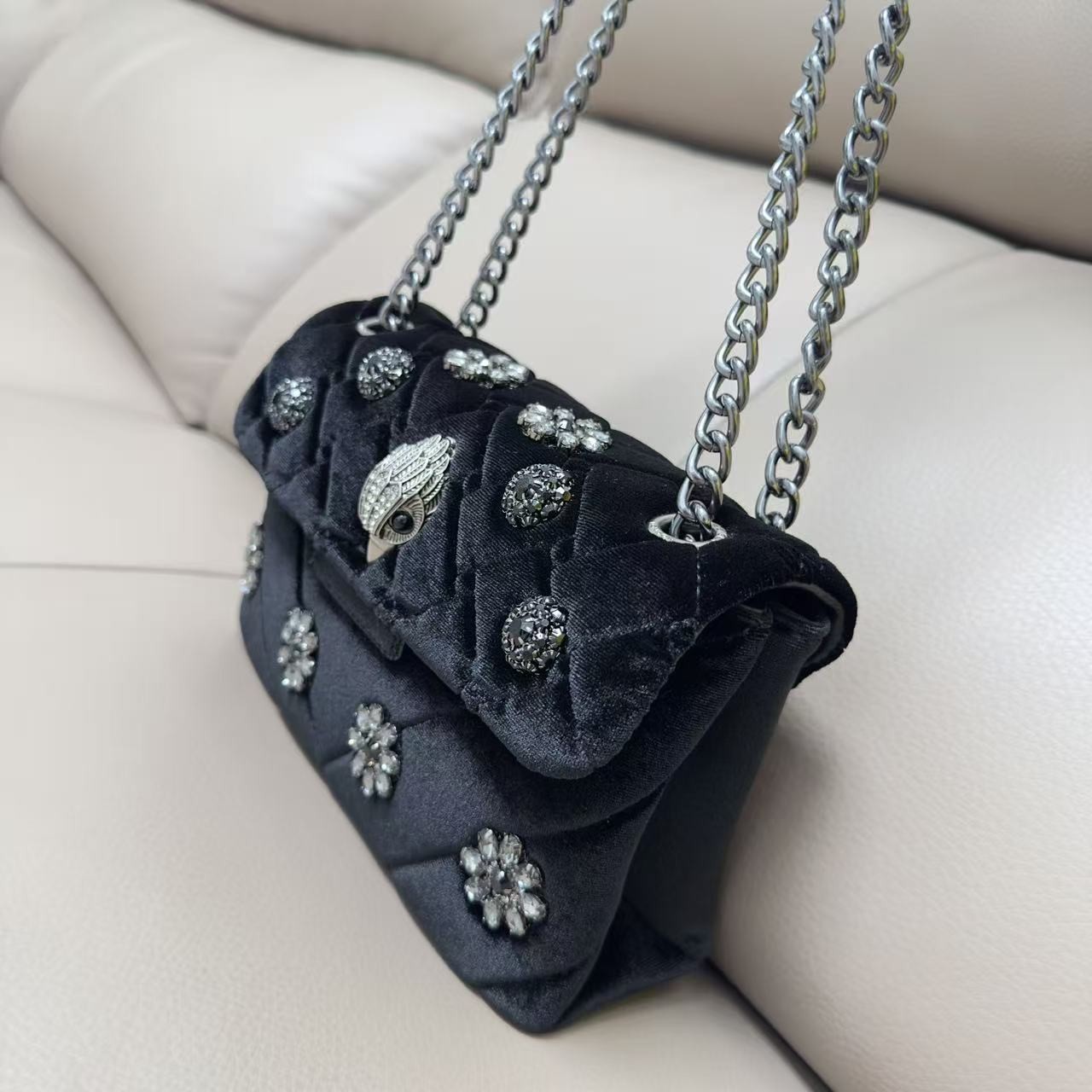 Kurt Geiger London Black Velvet Quilted Crossbody Silver Eagle Flower 20×8×15 cm