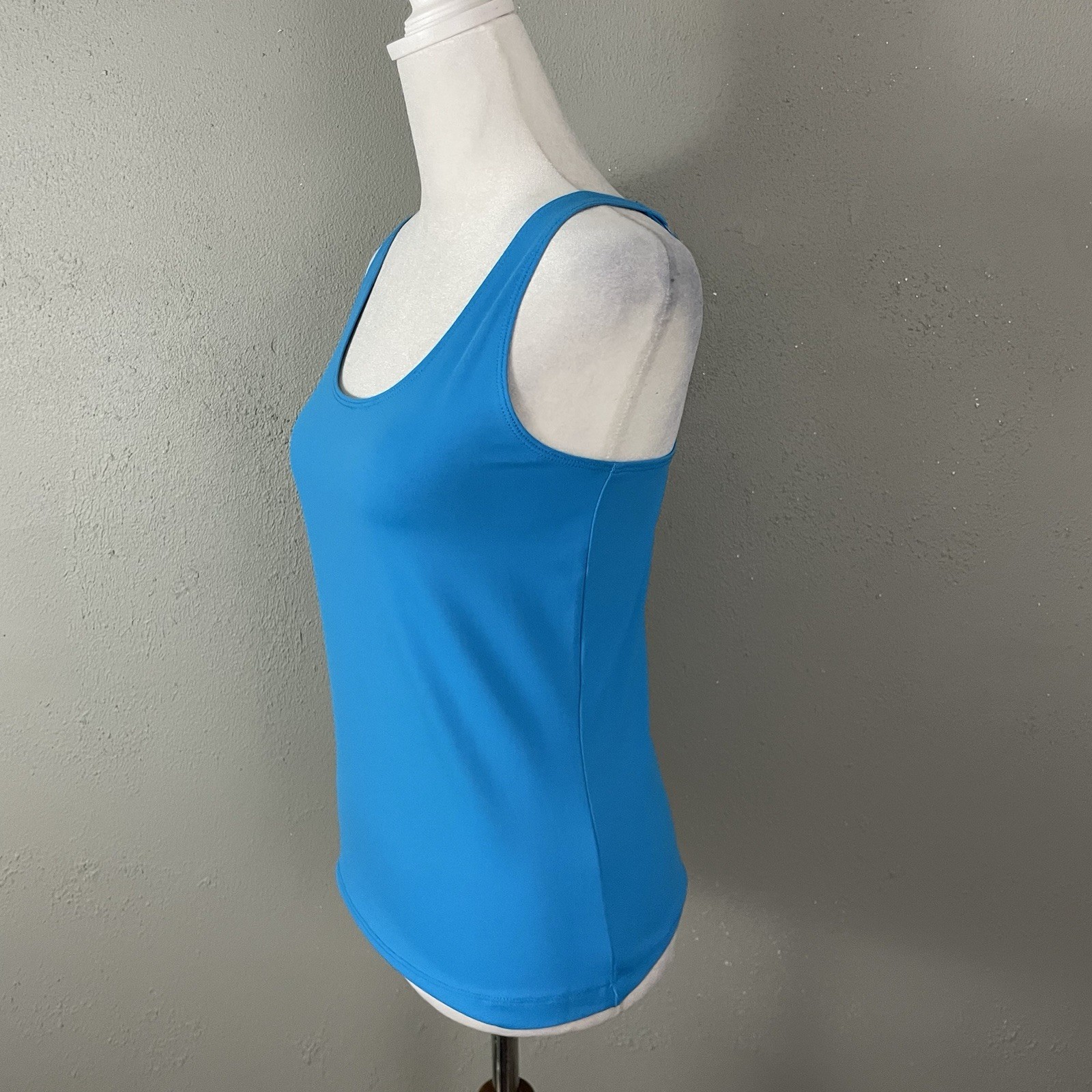 NEW Chicos Sleeveless Top Size 0 Small Microfiber Cool Cami Blue Tank Nylon Span
