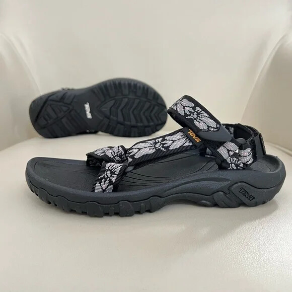 New in the box Teva Hurricane 4 Hazel Black women’s walking outdoors sandals
