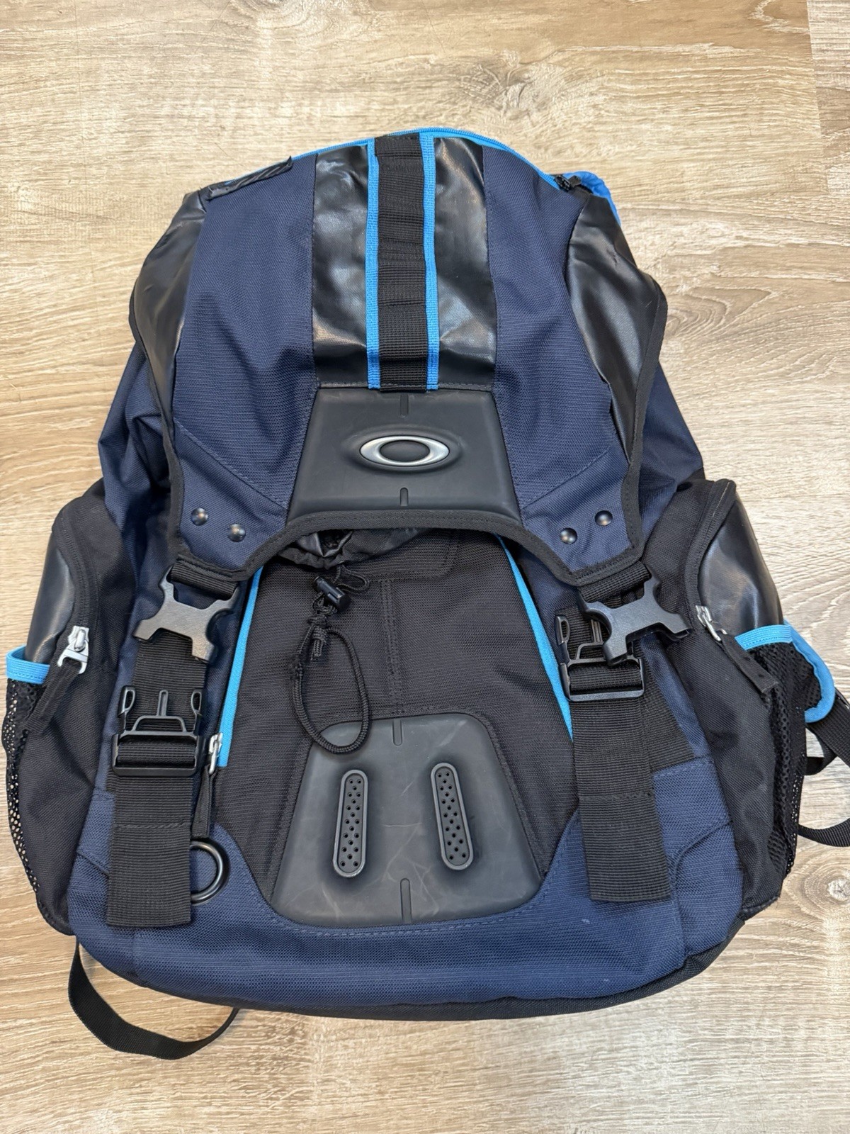 GENUINE Oakley Kitchen Sink Backpack 1 SIZE TALLE UNIQUE!! Nice.