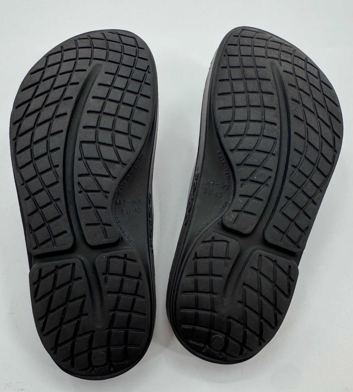 Oofos OOahh Luxe Iridescent Midnight Spectre Recovery Slides Size 9 EU 40