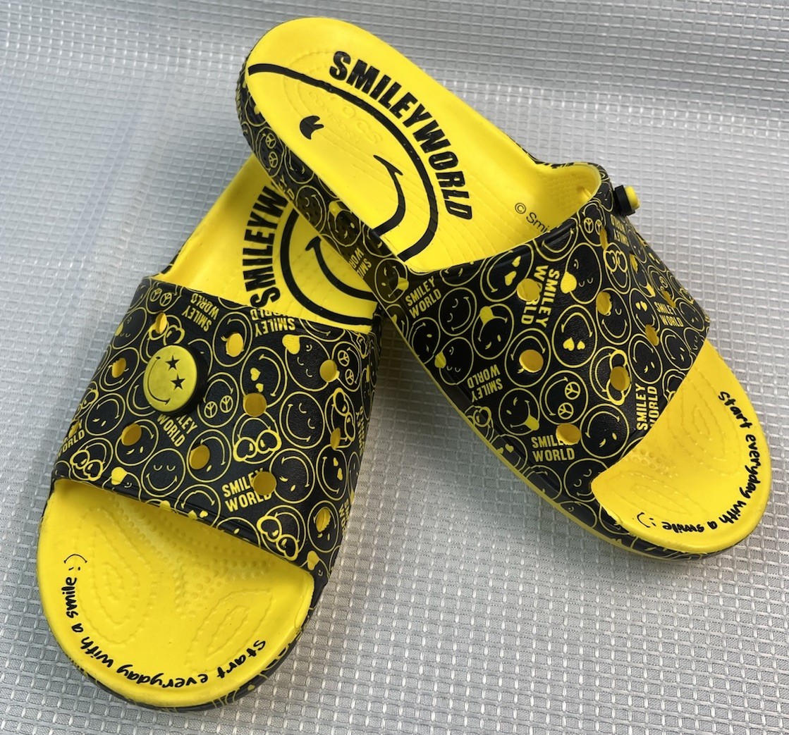 Crocs x SmileyWorld Classic Slide Sandals Yellow Smiley Face – Unisex W9 M7 – Pr