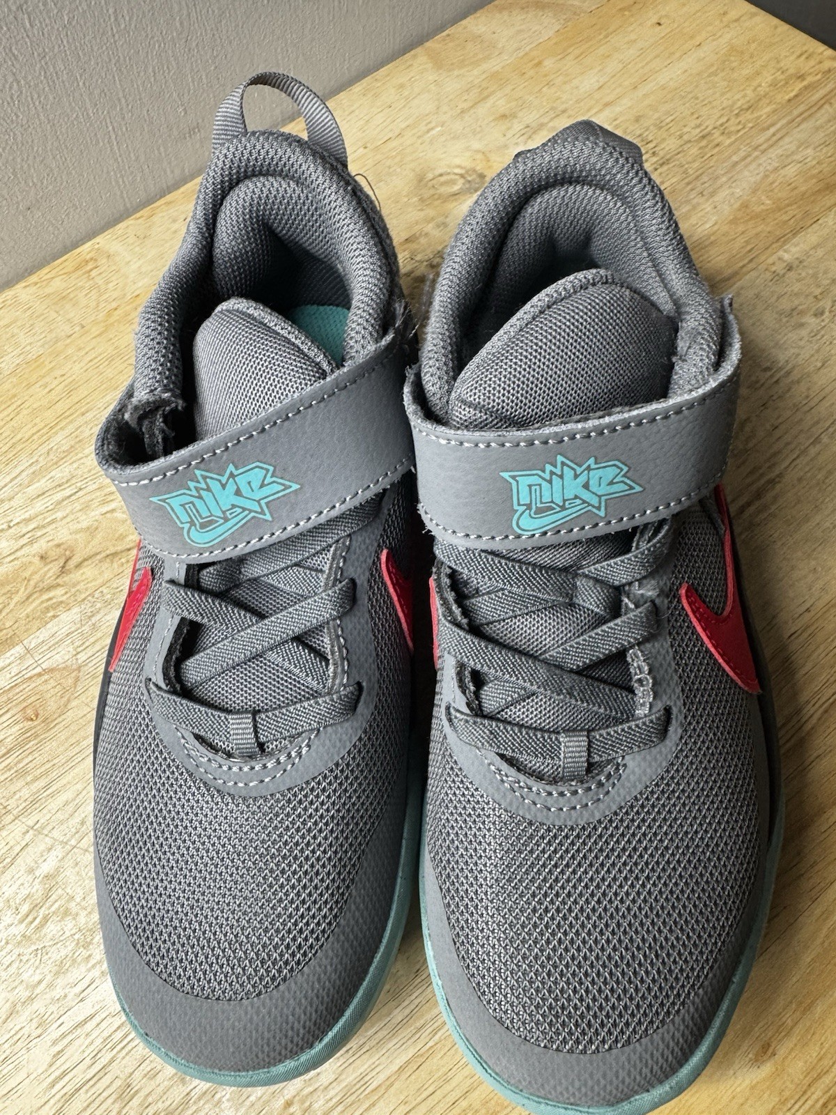 NIKE TEAM HUSTLE 13C CW6736 008 smoke grey/siren red