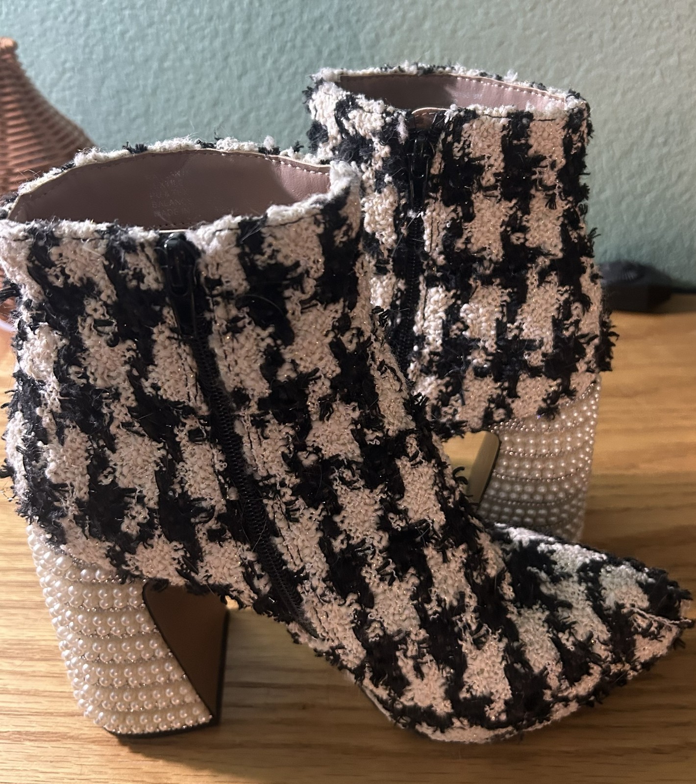 Betsey Johnson black & white Raylan houndstooth & pearl zip boots size 7.5