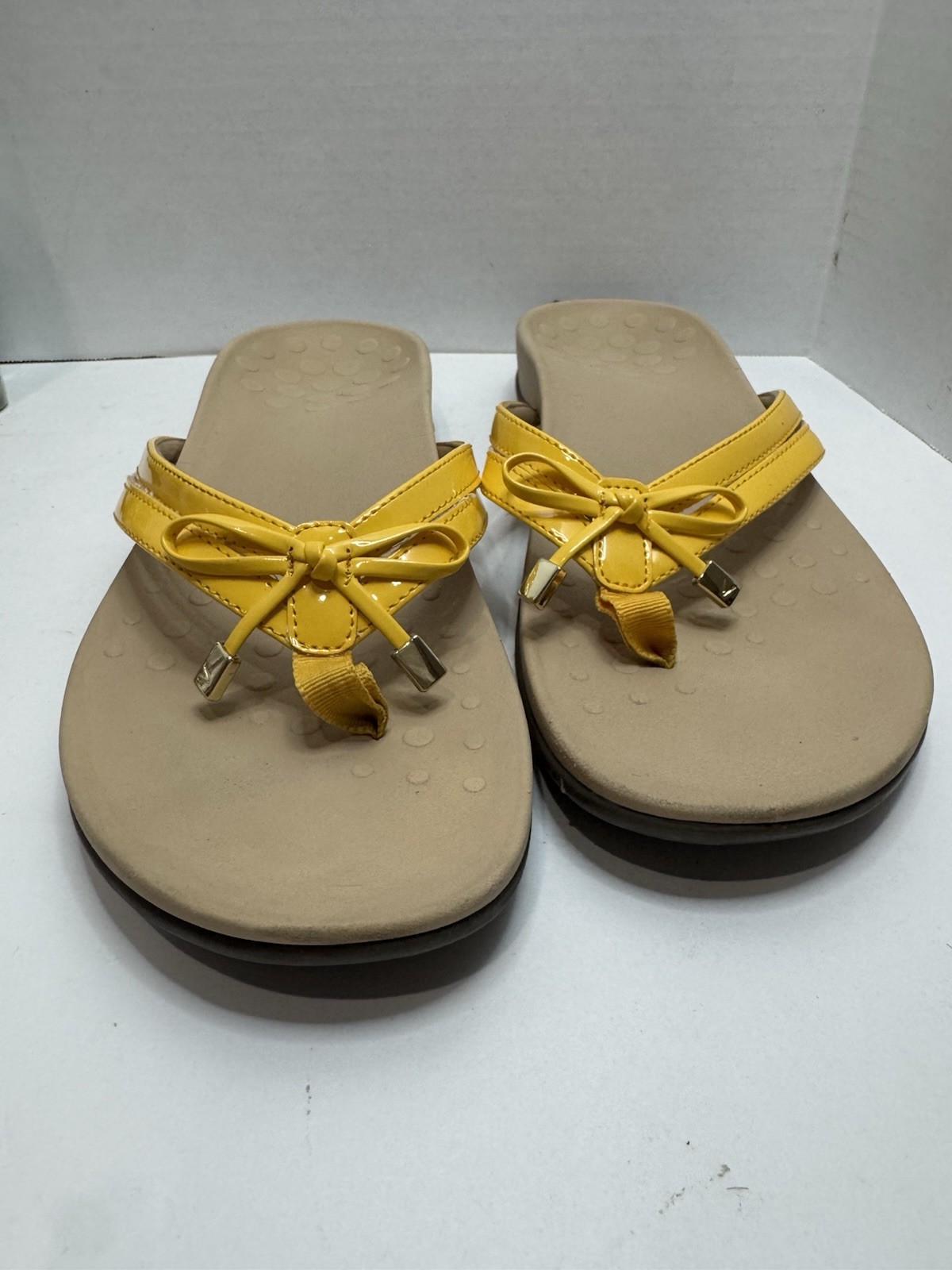 Vionic Bella II Yellow Patent Toe-Post Slip On Sandals Size 11 Bow Slide Comfy