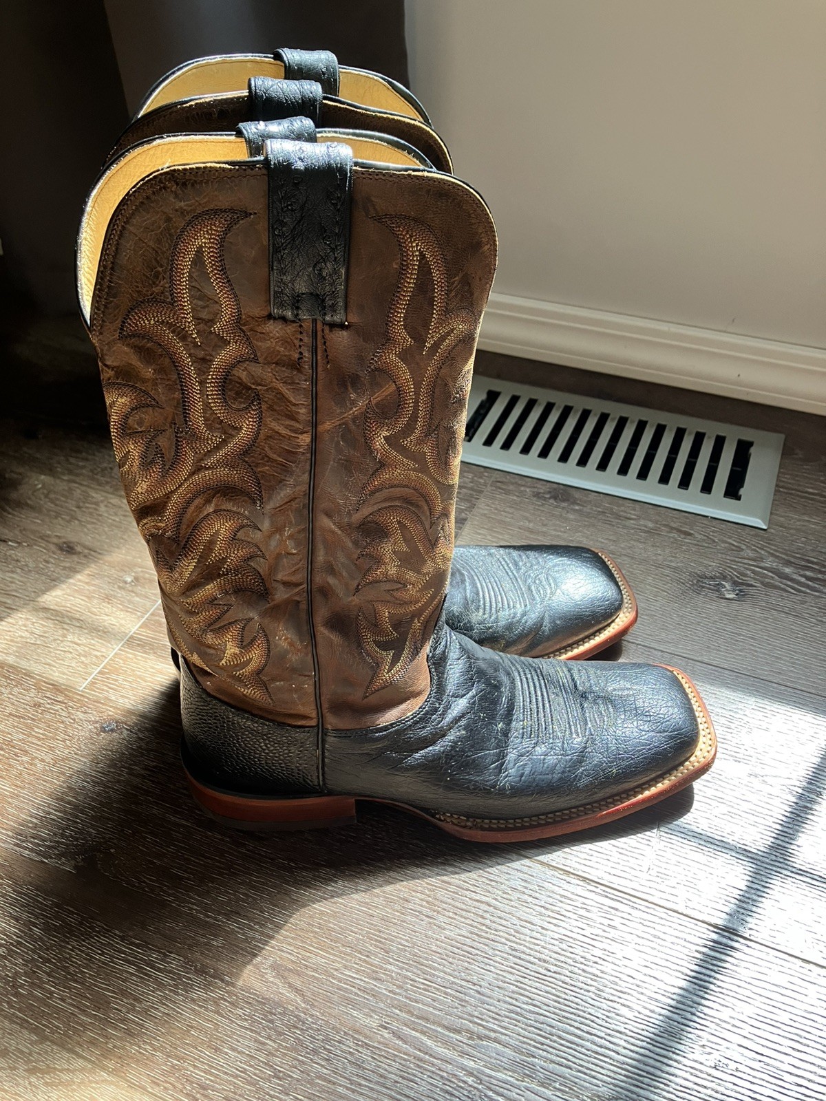 Mens Justin Size 9EE Brown and Black Smooth Ostrich Square Toe Western Boots