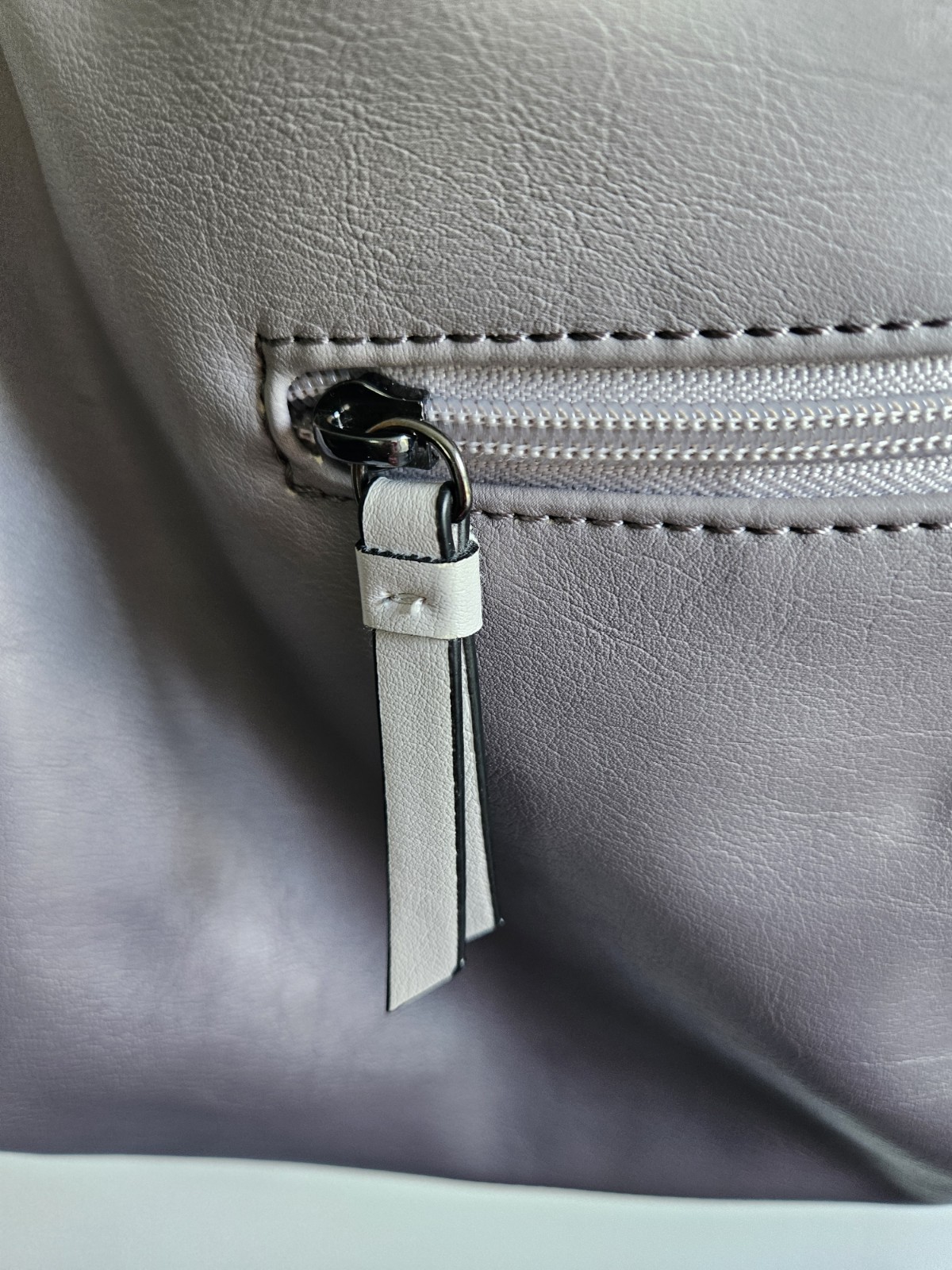 Simply Vera Vera Wang Gray Shoulder Bag Zip Closure Inner Pockets Black Hardware