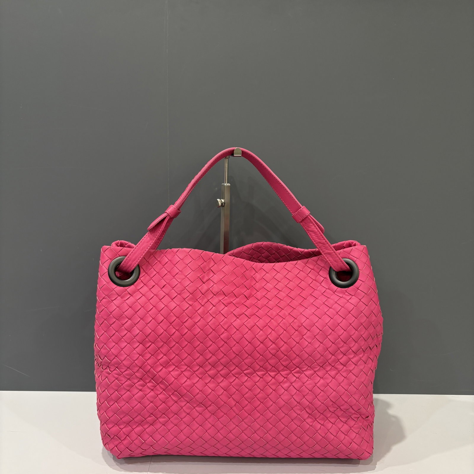 Bottega Veneta Medium Garda Tote Pink Lambskin Intrecciato Nappa (ym030126e0)