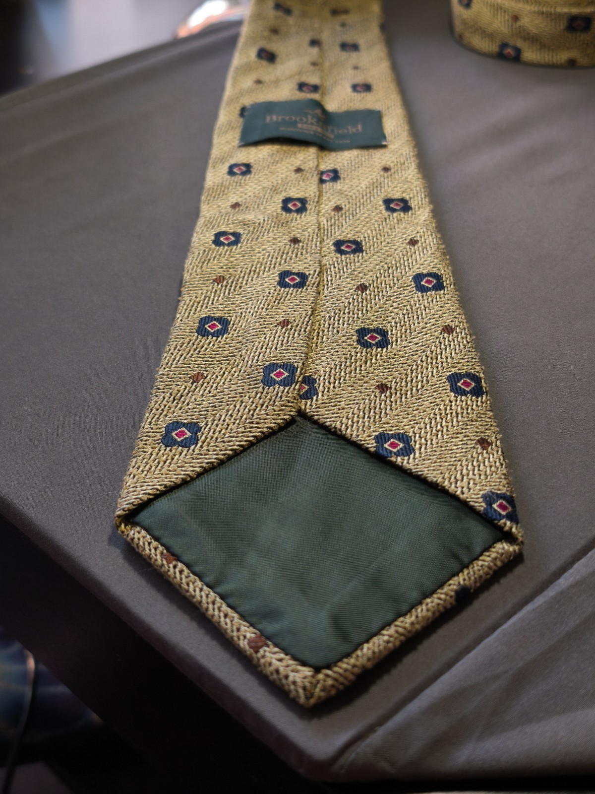 Brooksfield – Solid Color Silk Geometric Pattern Tie Made in Italy