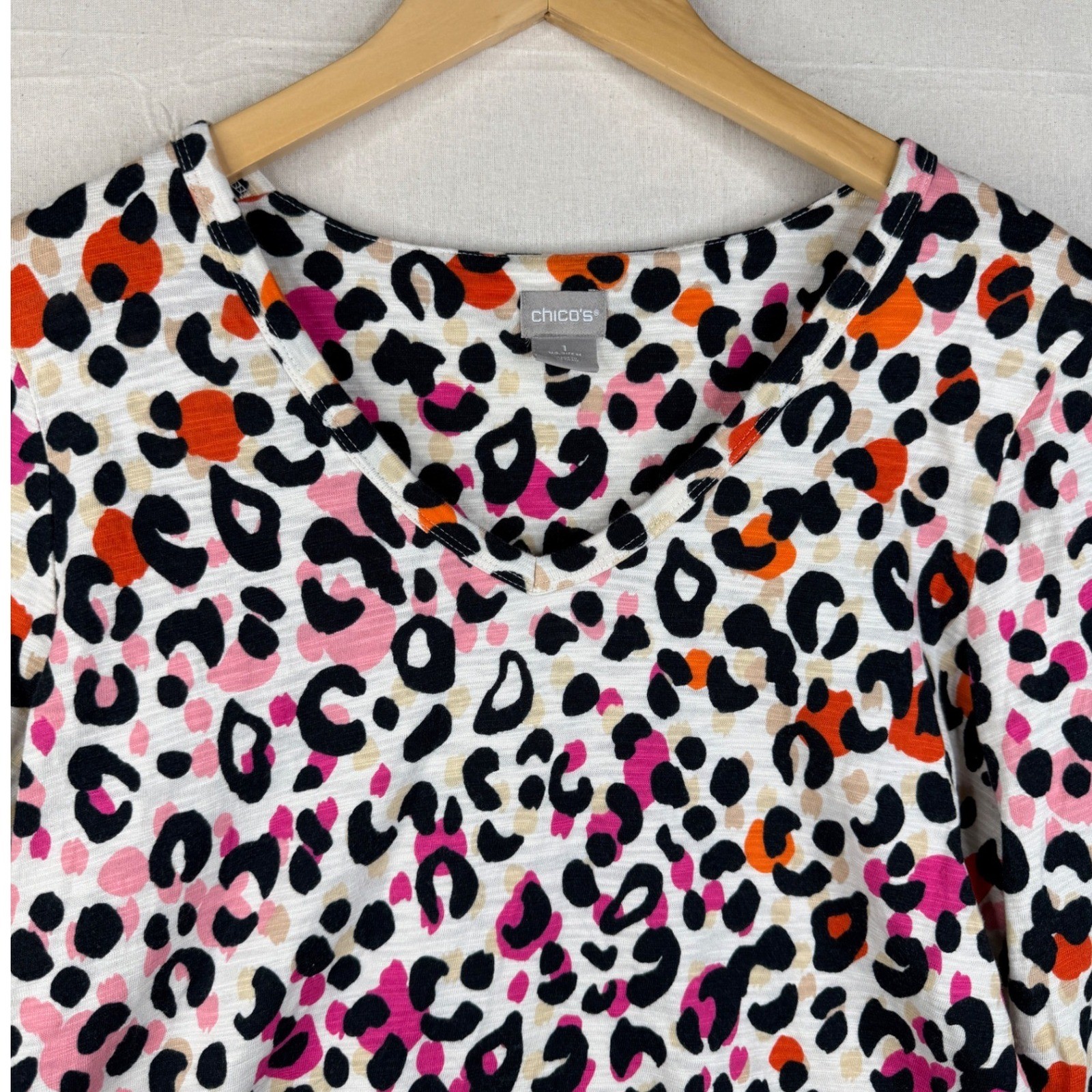 Chico’s Cheetah Print 3/4 Sleeve Vneck Top size Medium White/Black/Multicolor