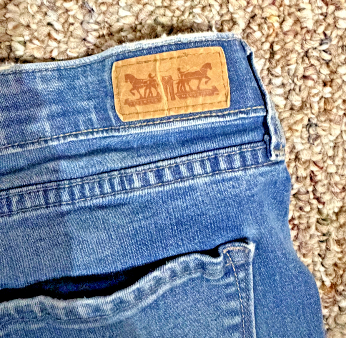 Levis 525 Distressed Jeans Woman’s Size 14 Loose Straight Leg Spandex Waist