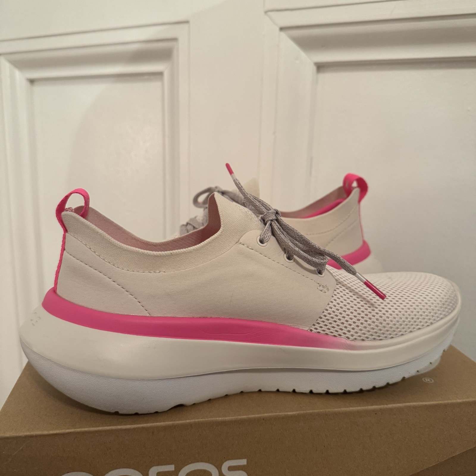 OOFOS OOmy Stride White Mesh Recovery Foam Sneakers Women’s Sz 8 Shoes Pink