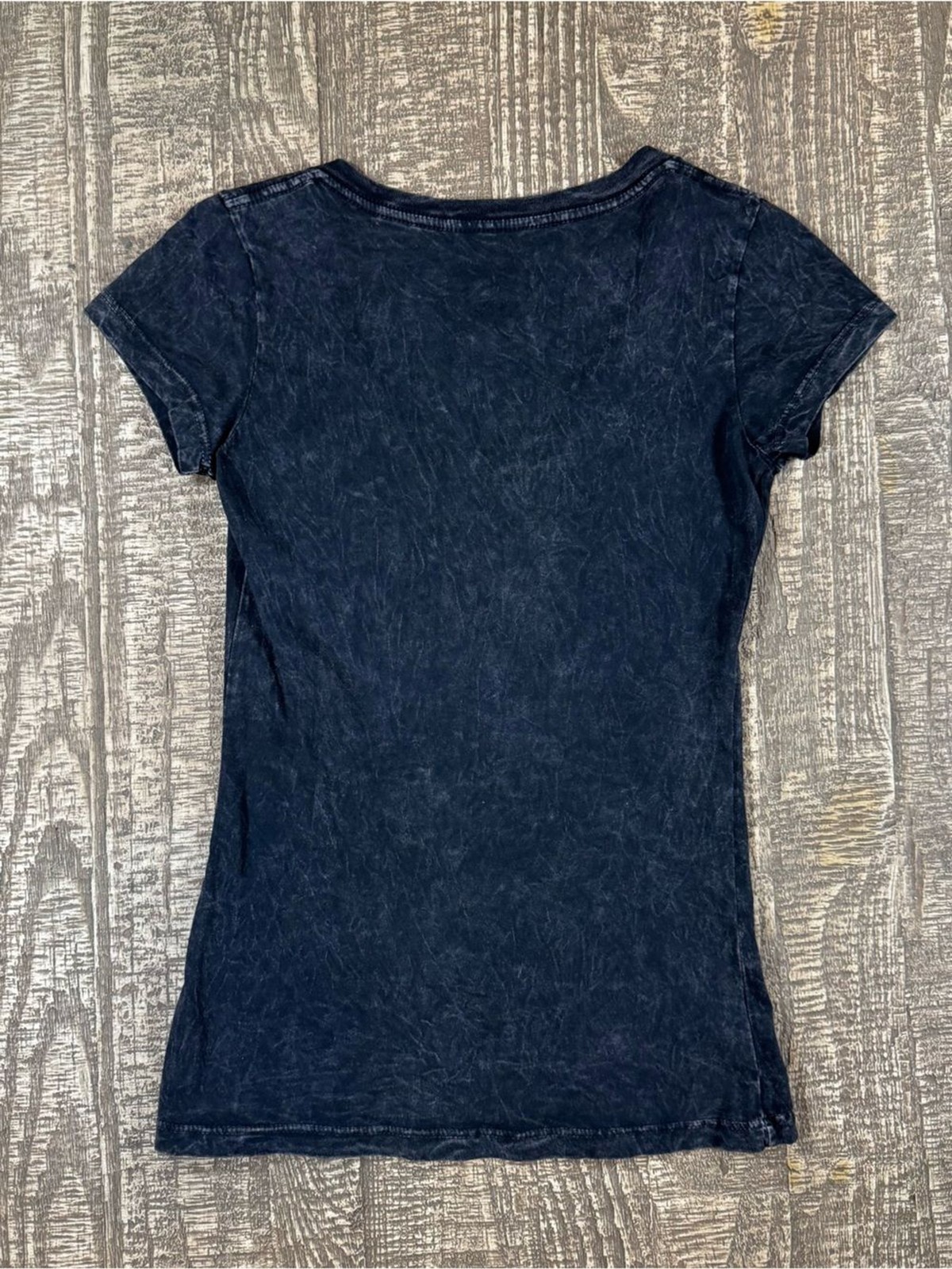 Grand Ole Opry 1925 Winged Heart Graphic V-Neck Tee – Small
