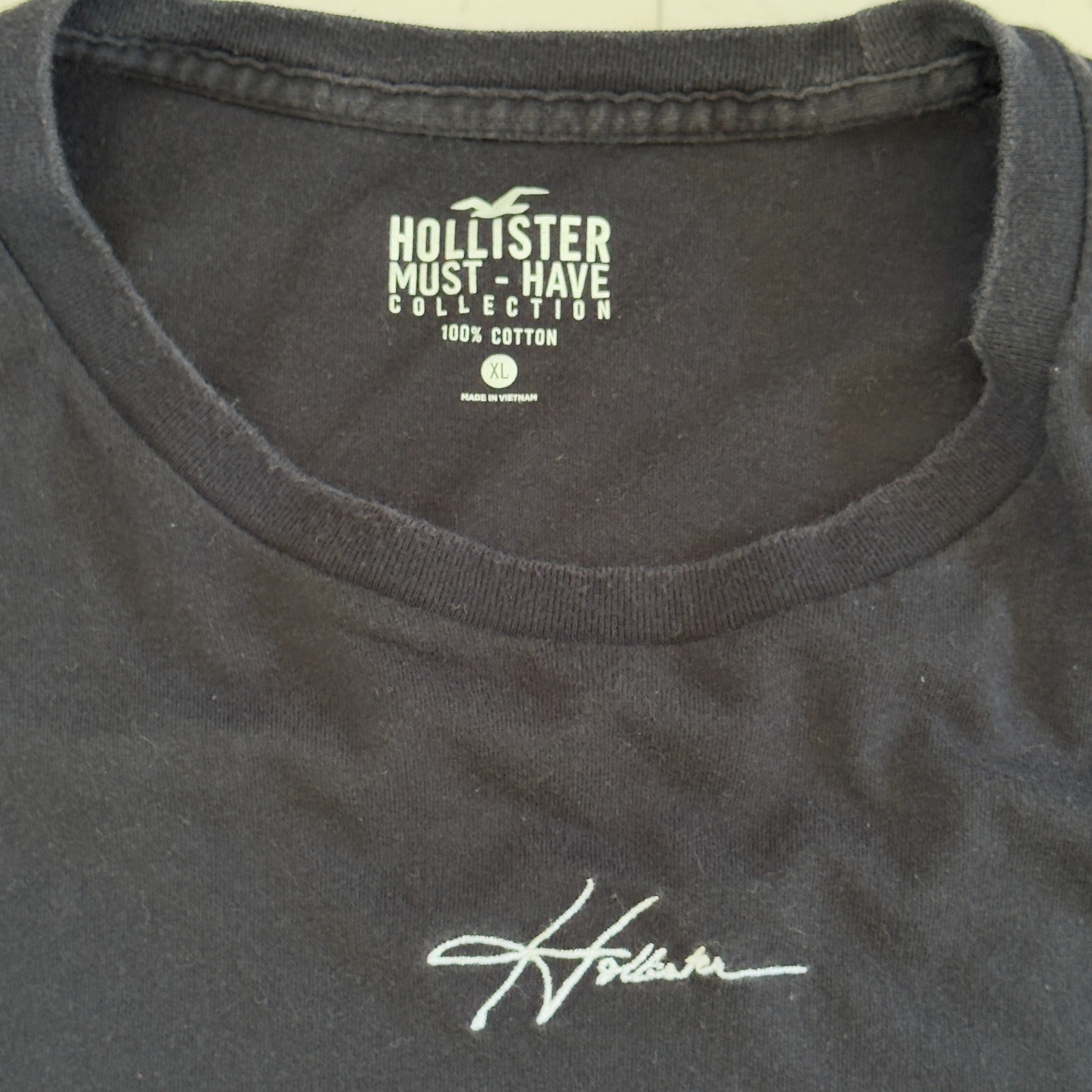 Hollister Must-Have Collection Men’s Black Embroidered Script Logo T-Shirt XL Co