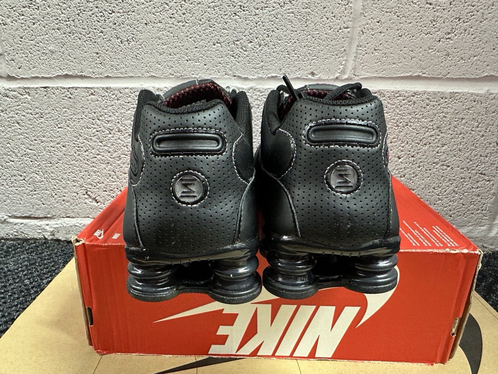 Size 9.5 – New Nike Shox NZ Black/Varisty Red-White 378341-017